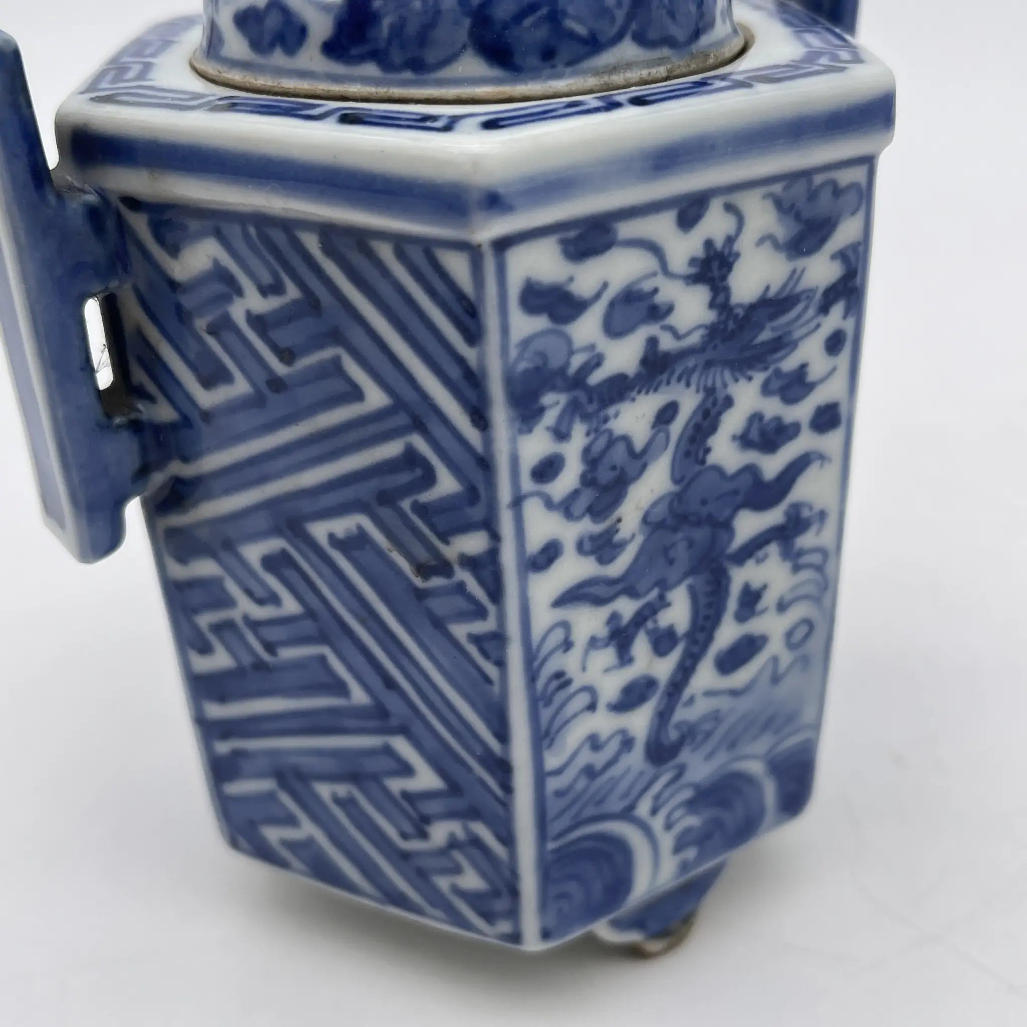 [Vintage] Incense burner / Shozui / Estimated mid-late 20C / Porcelain / Japan / Lion, phoenix, blue flower