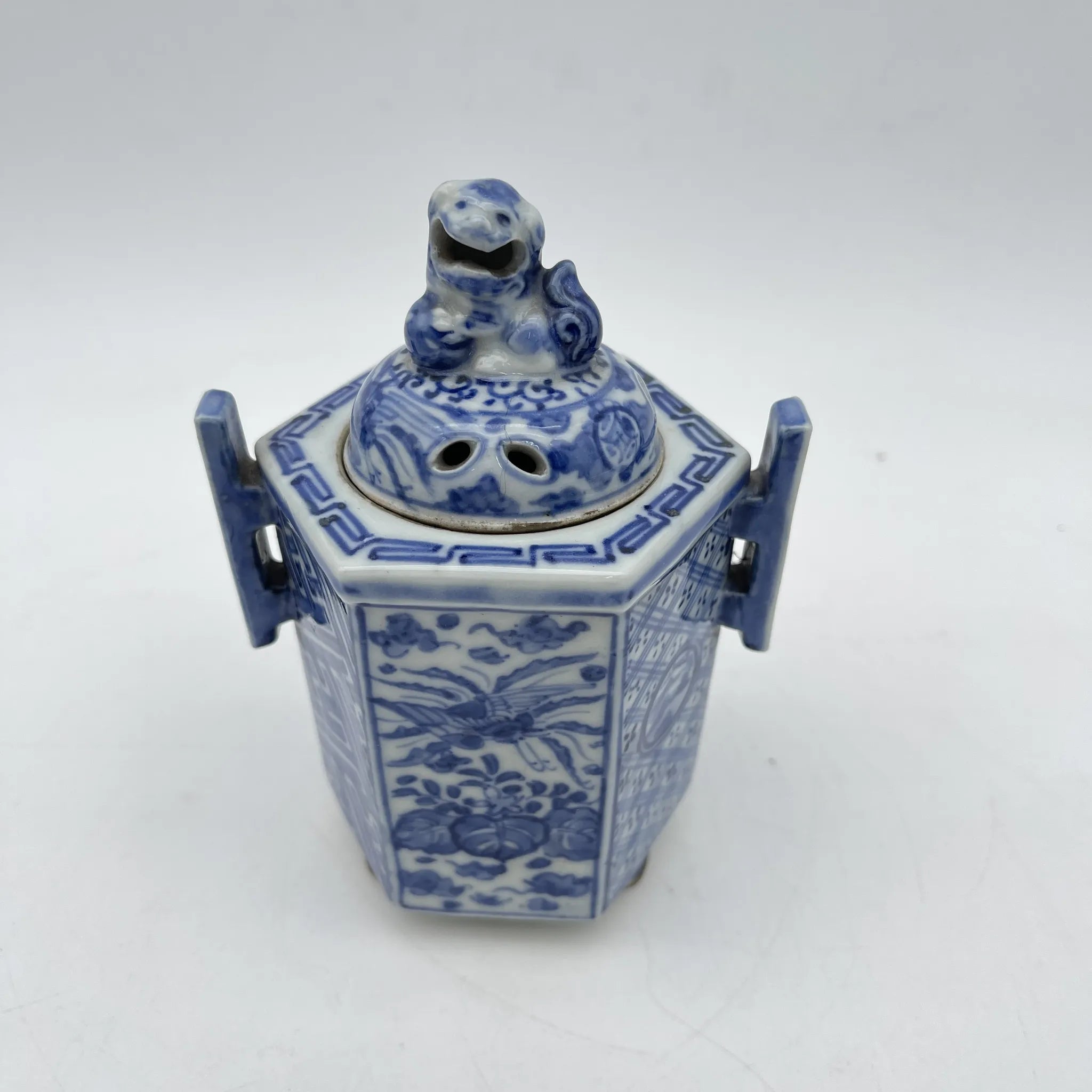 [Vintage] Incense burner / Shozui / Estimated mid-late 20C / Porcelain / Japan / Lion, phoenix, blue flower