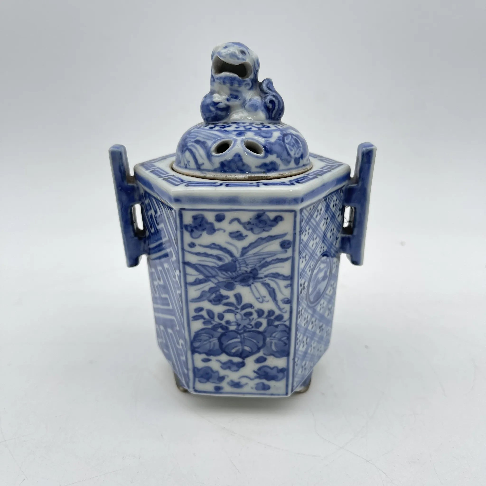 [Vintage] Incense burner / Shozui / Estimated mid-late 20C / Porcelain / Japan / Lion, phoenix, blue flower