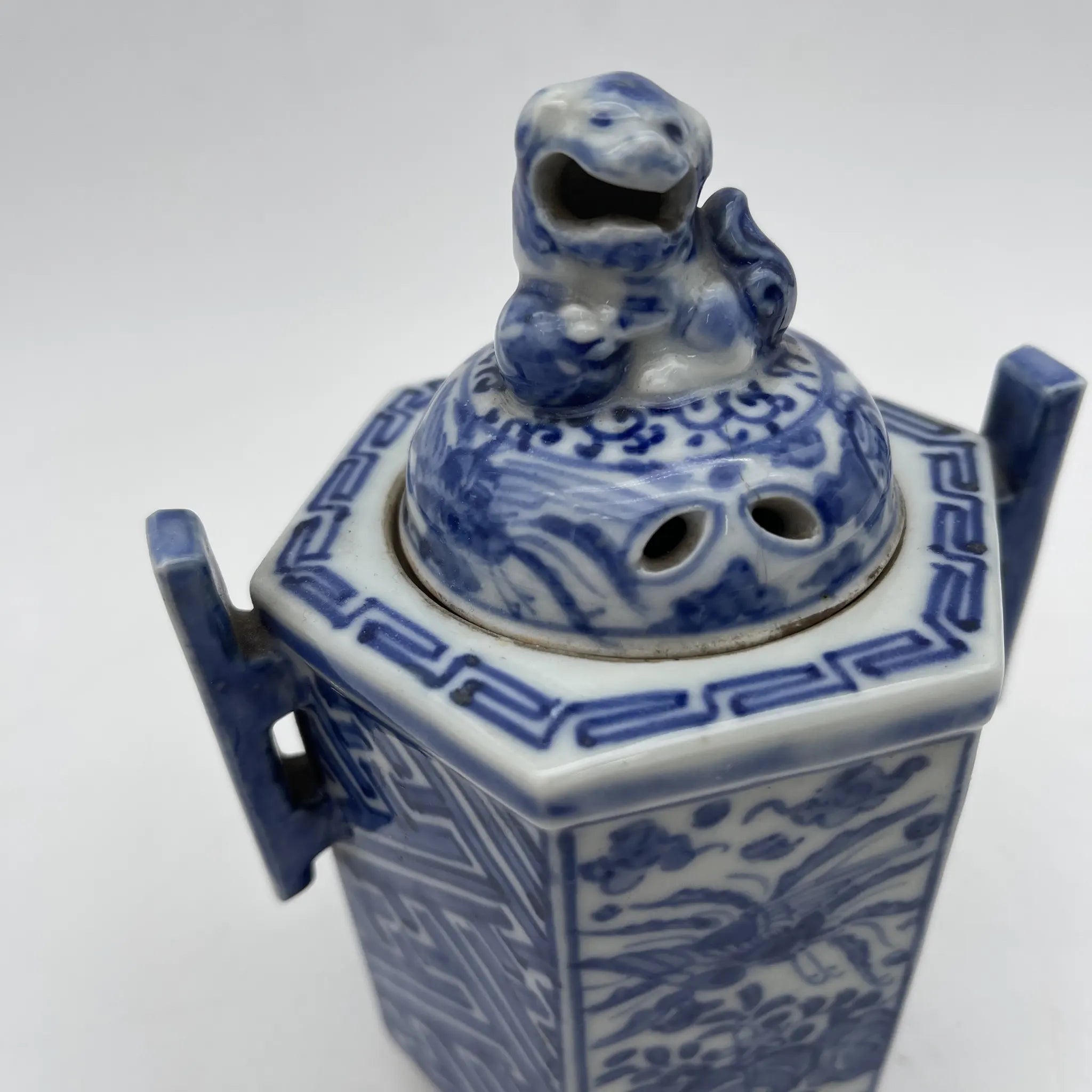 [Vintage] Incense burner / Shozui / Estimated mid-late 20C / Porcelain / Japan / Lion, phoenix, blue flower
