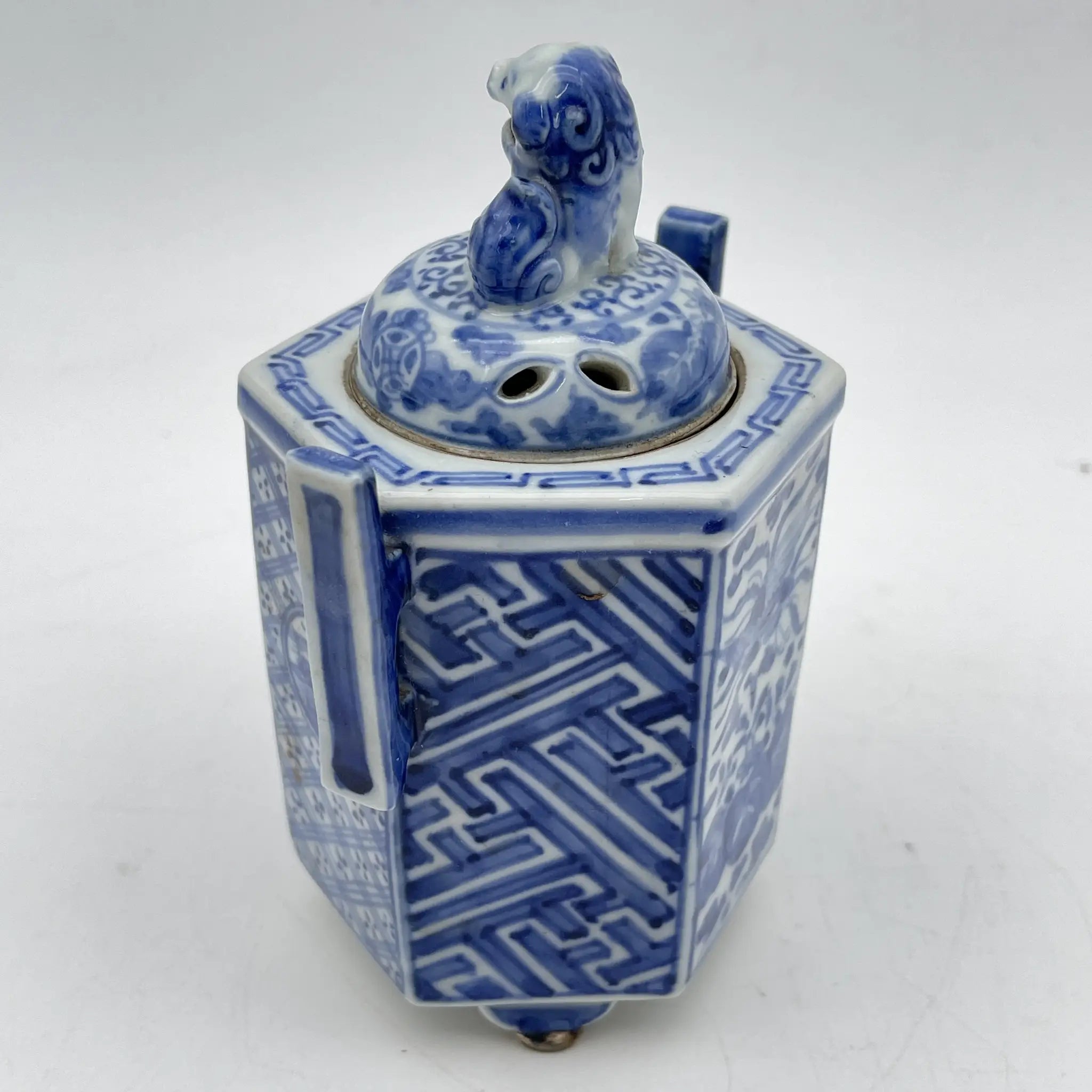 [Vintage] Incense burner / Shozui / Estimated mid-late 20C / Porcelain / Japan / Lion, phoenix, blue flower