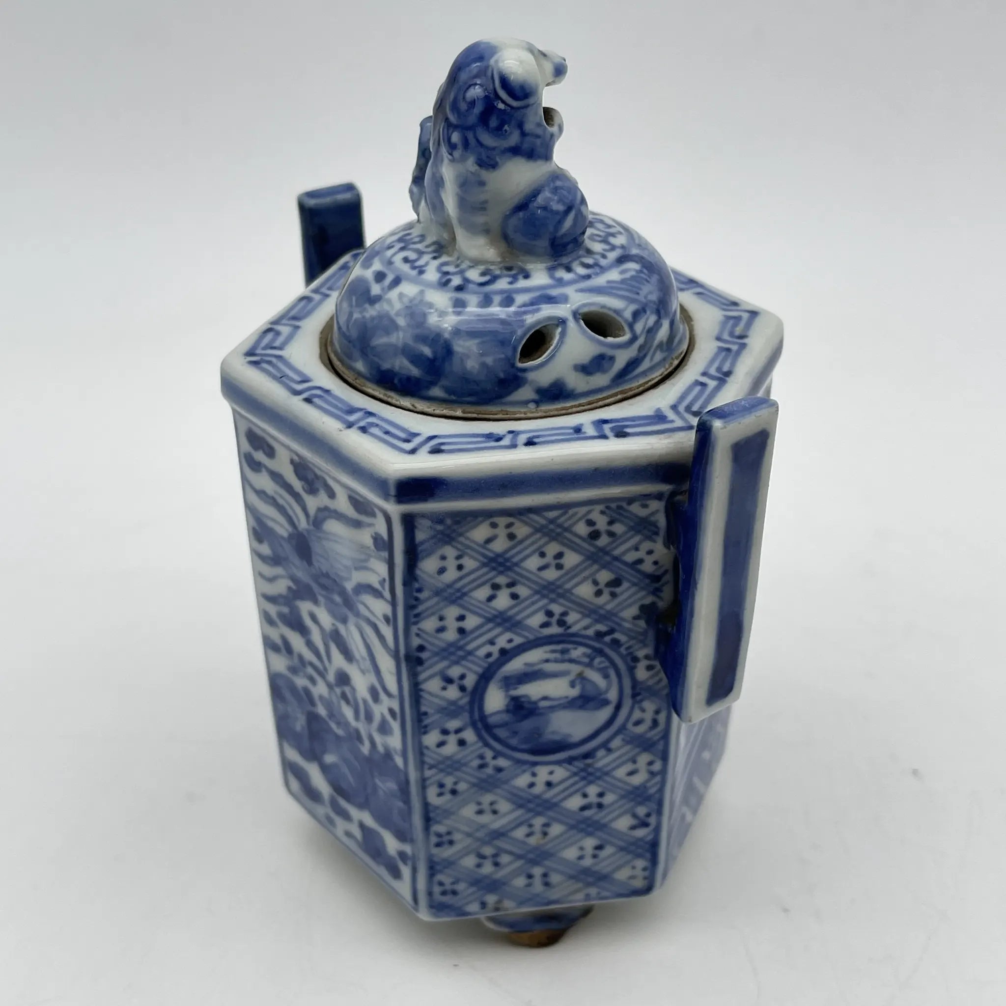 [Vintage] Incense burner / Shozui / Estimated mid-late 20C / Porcelain / Japan / Lion, phoenix, blue flower