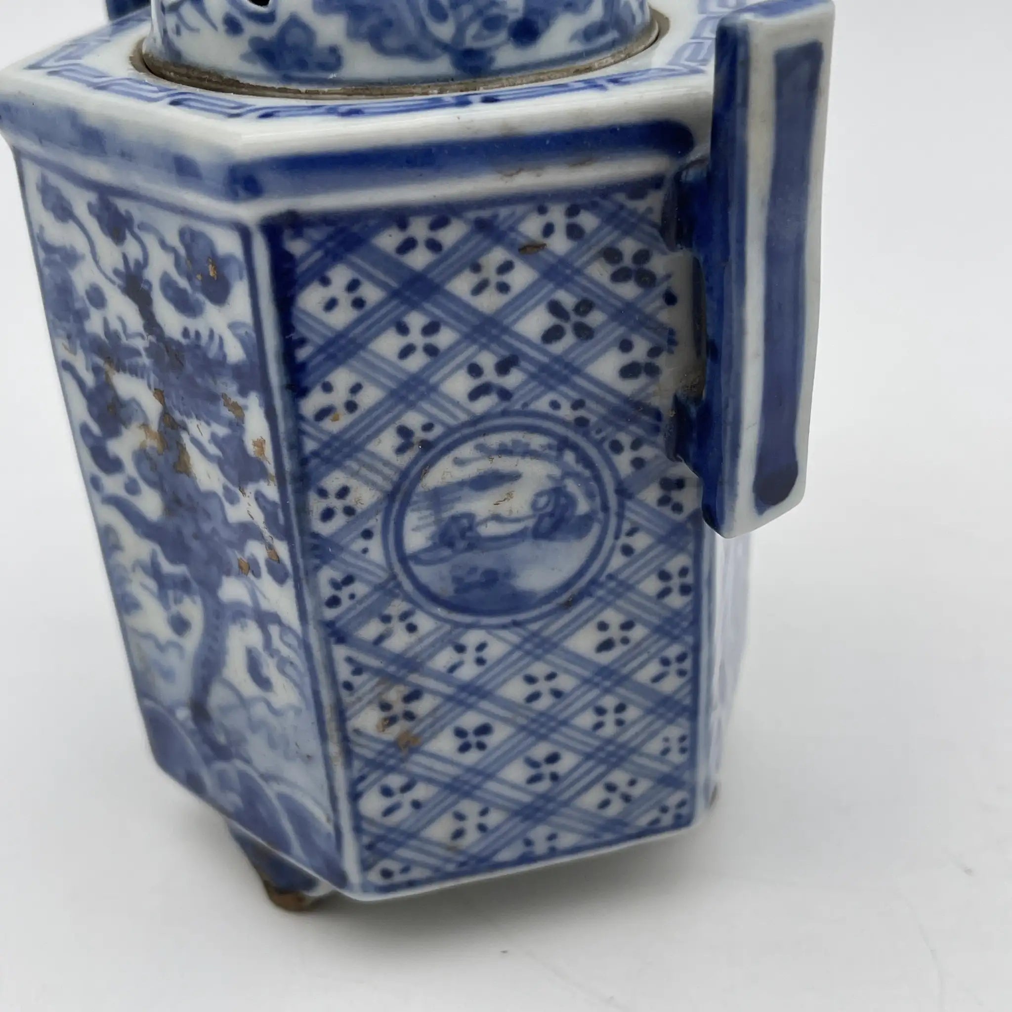 [Vintage] Incense burner / Shozui / Estimated mid-late 20C / Porcelain / Japan / Lion, phoenix, blue flower