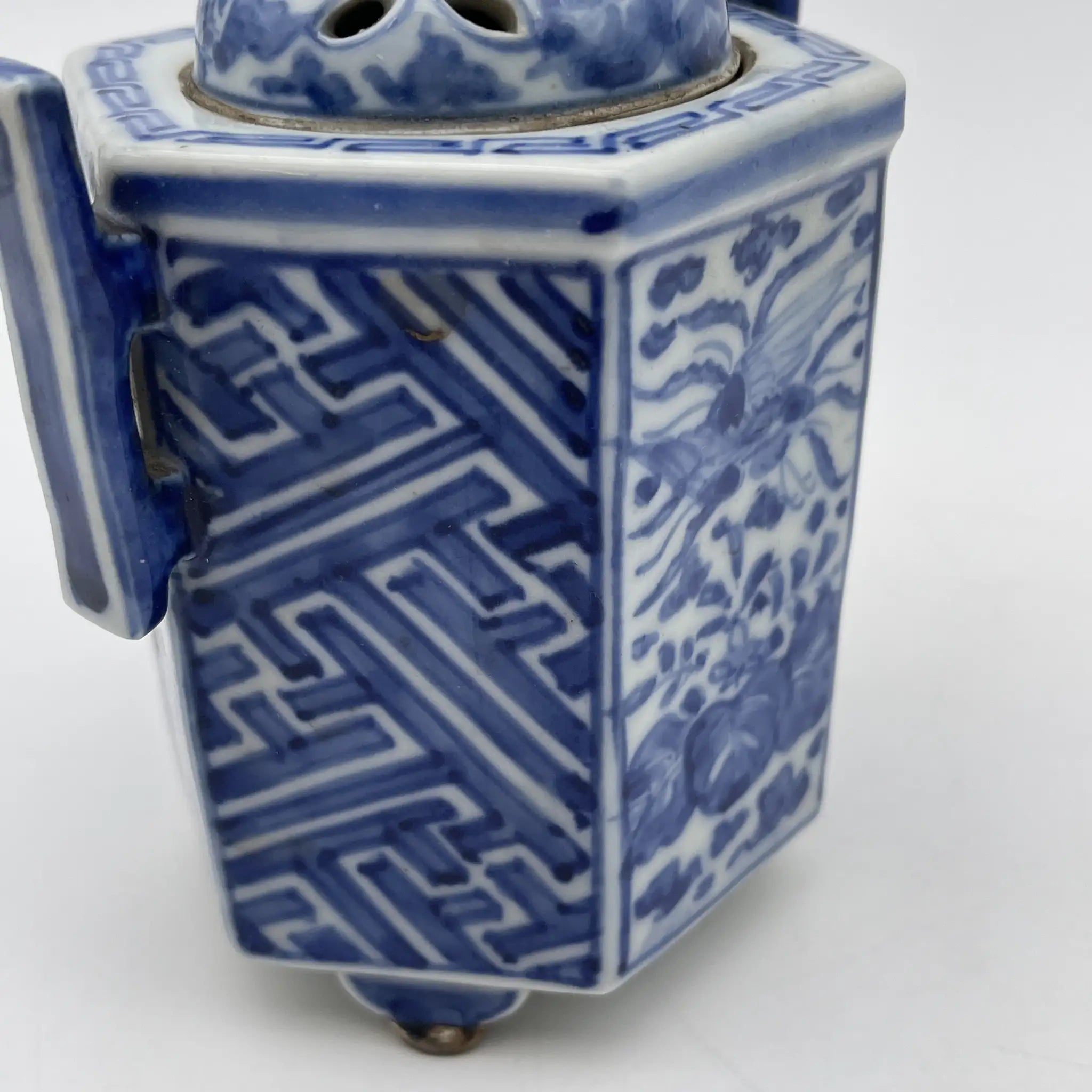 [Vintage] Incense burner / Shozui / Estimated mid-late 20C / Porcelain / Japan / Lion, phoenix, blue flower