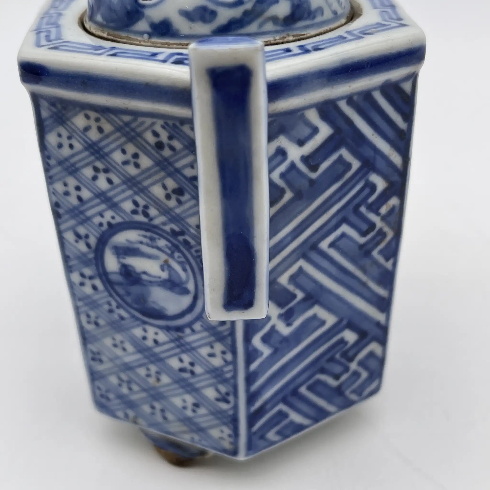 [Vintage] Incense burner / Shozui / Estimated mid-late 20C / Porcelain / Japan / Lion, phoenix, blue flower