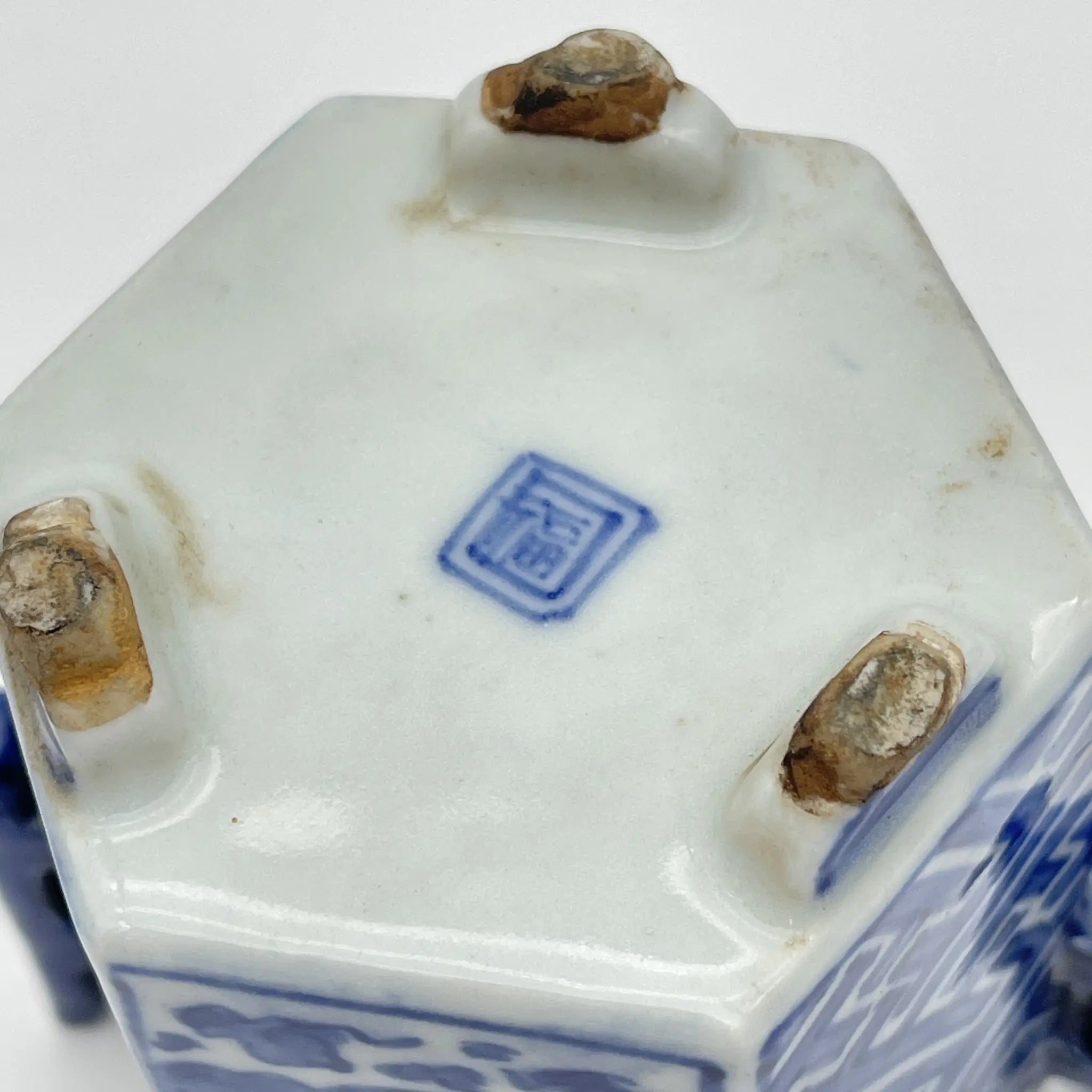 [Vintage] Incense burner / Shozui / Estimated mid-late 20C / Porcelain / Japan / Lion, phoenix, blue flower
