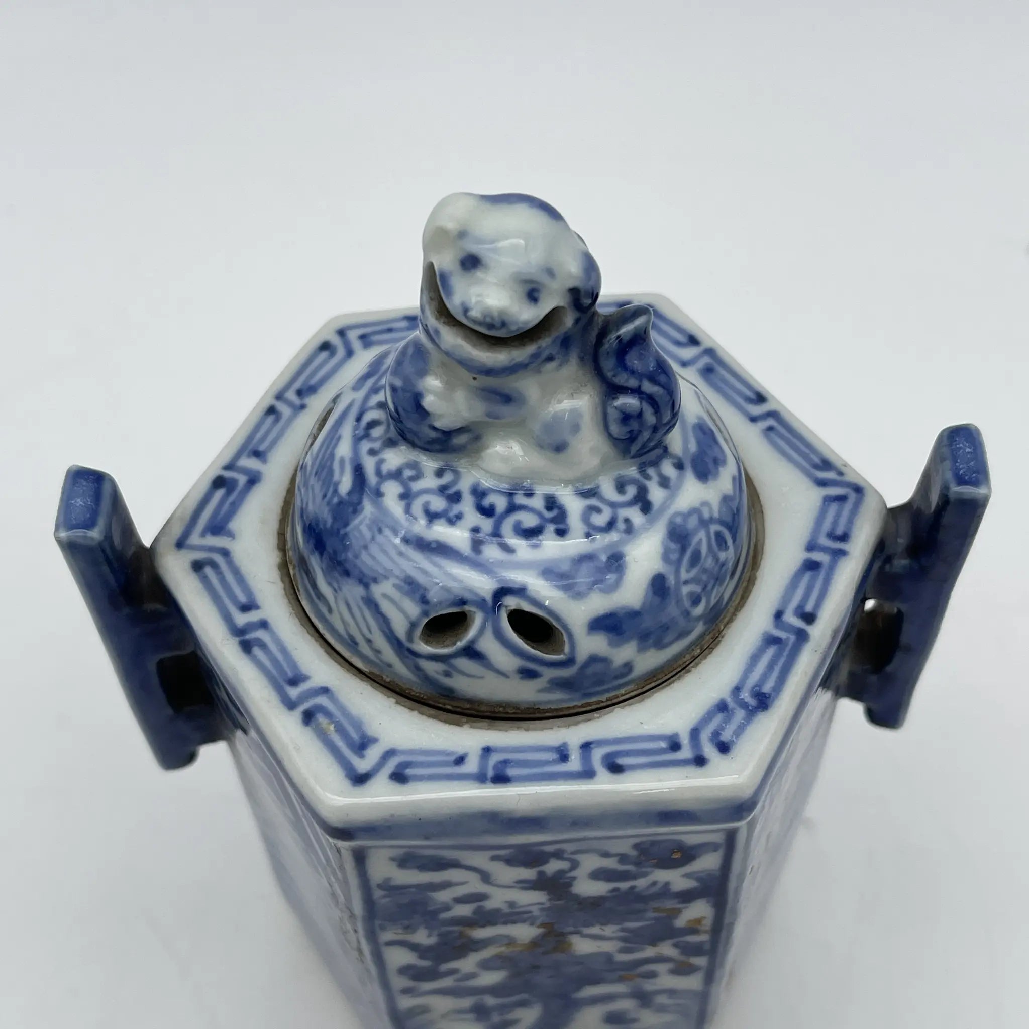 [Vintage] Incense burner / Shozui / Estimated mid-late 20C / Porcelain / Japan / Lion, phoenix, blue flower