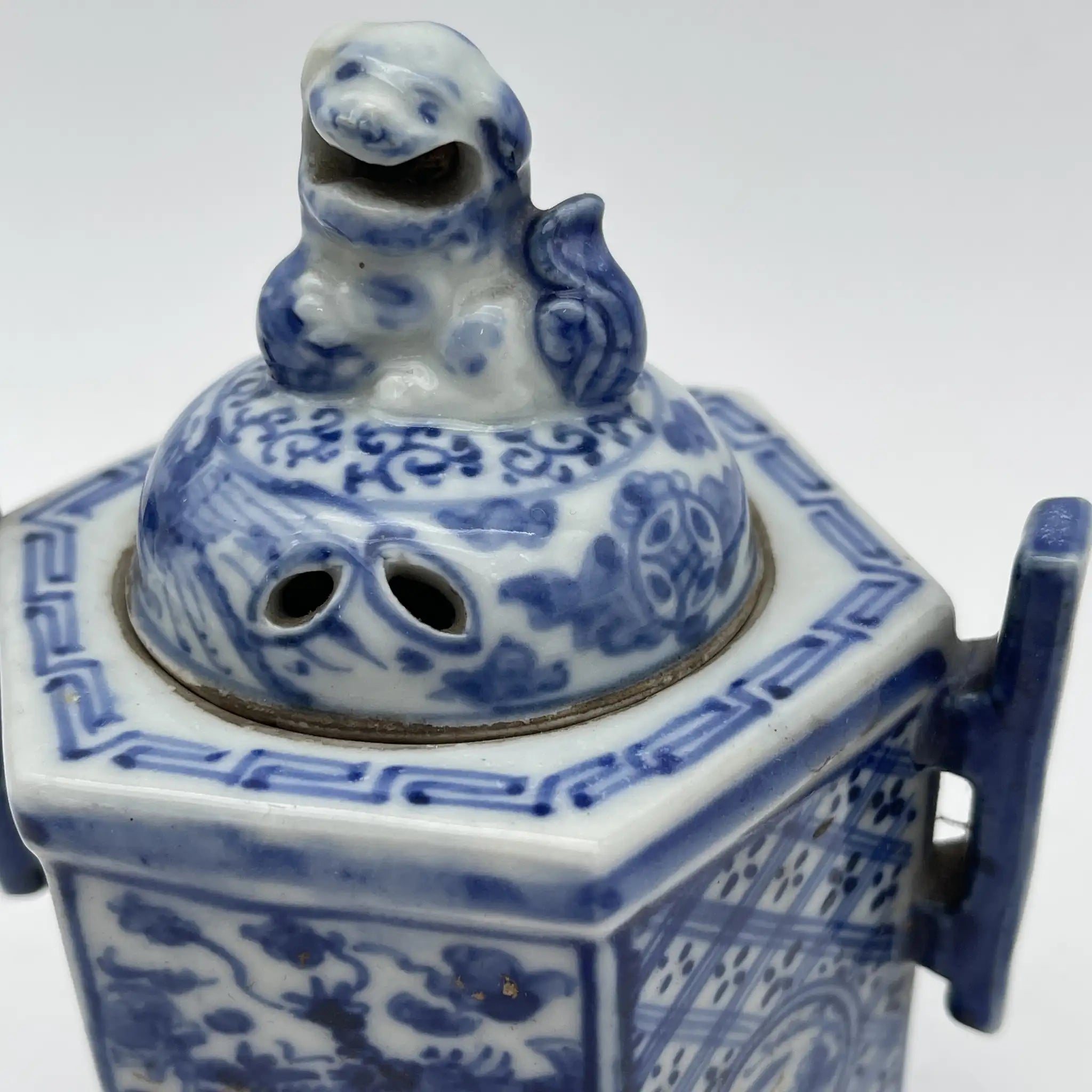 [Vintage] Incense burner / Shozui / Estimated mid-late 20C / Porcelain / Japan / Lion, phoenix, blue flower