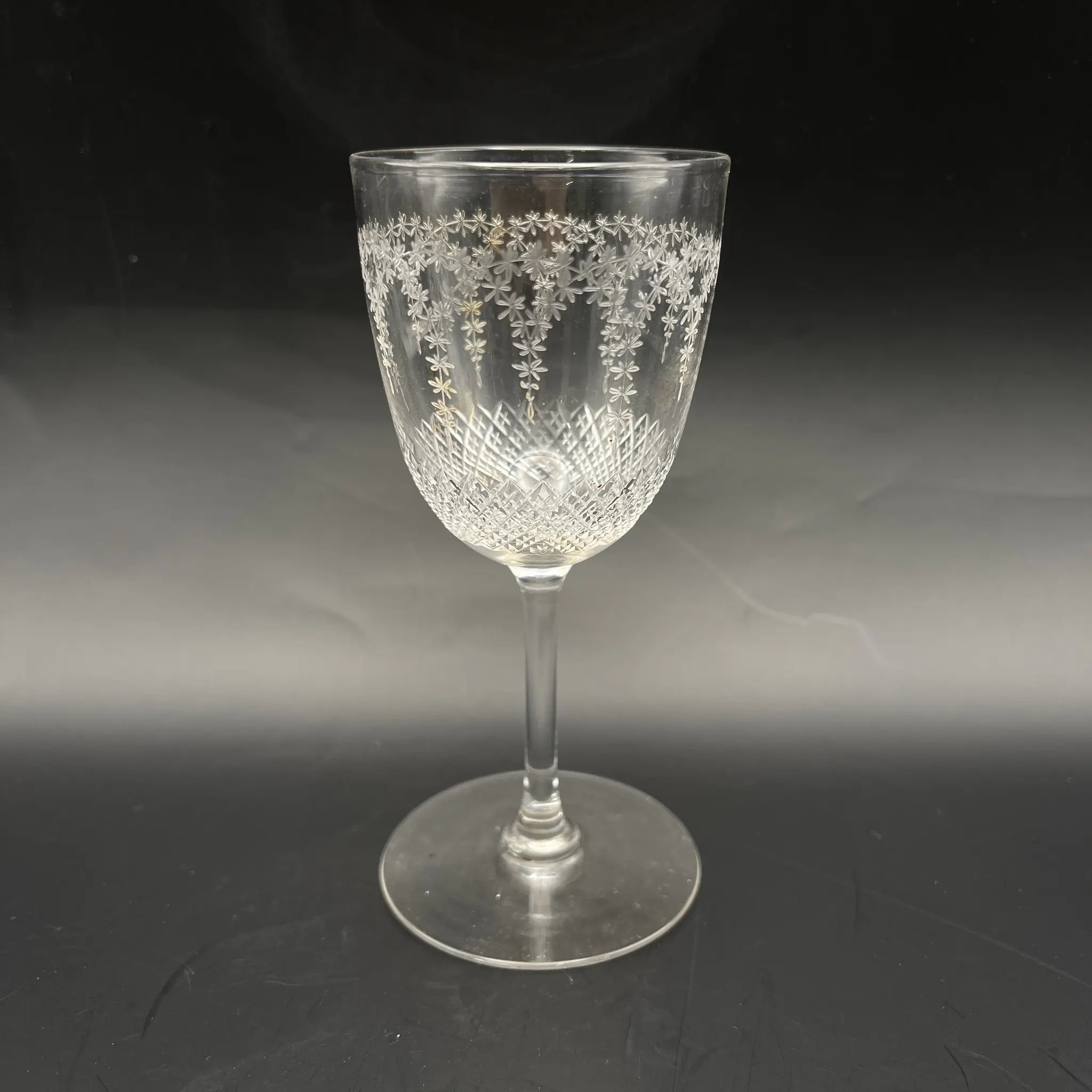 [Vintage] Wine glass / Estimated around 1900 / Glass / France / Etching, garland, diamond cut