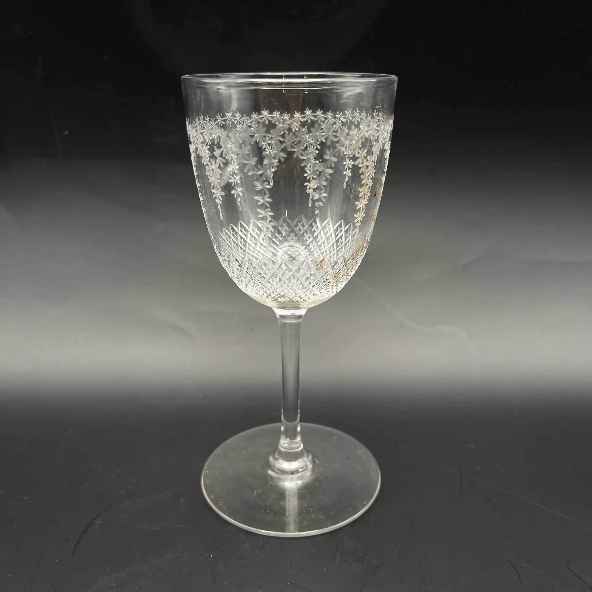 [Vintage] Wine glass / Estimated around 1900 / Glass / France / Etching, garland, diamond cut