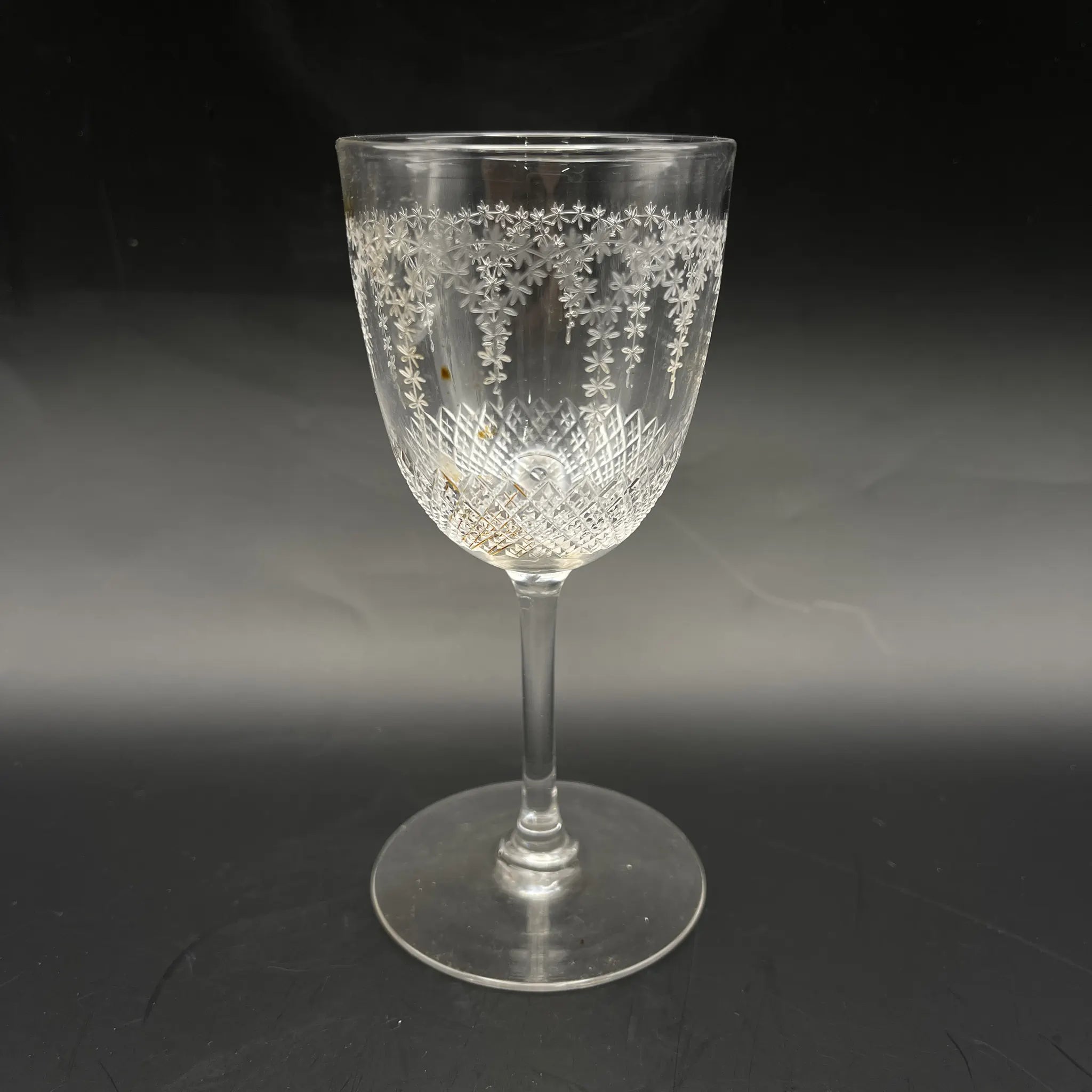 [Vintage] Wine glass / Estimated around 1900 / Glass / France / Etching, garland, diamond cut