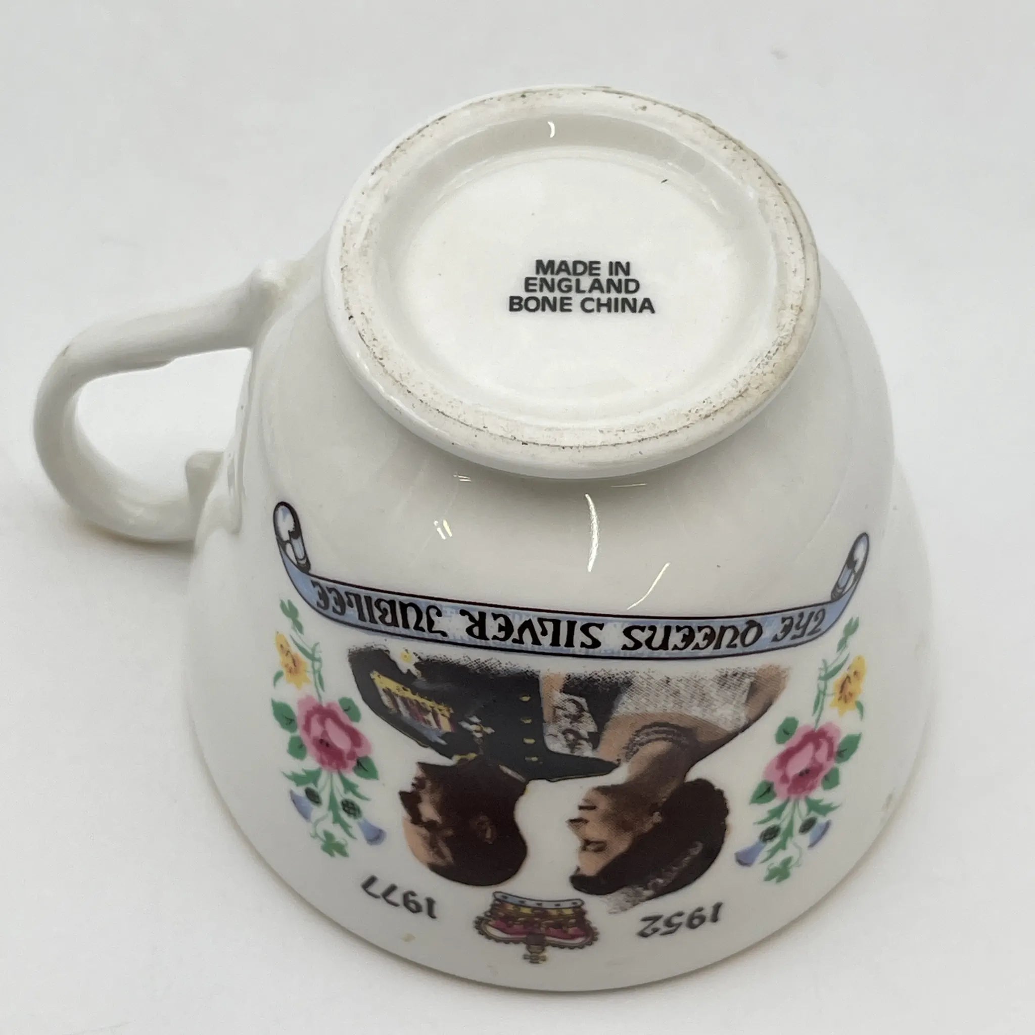 [Vintage] Cup & Saucer / The Queen's Silver Jubilee 1952-1977 / 1977 / Bone China / England / Queen Elizabeth II, Gold