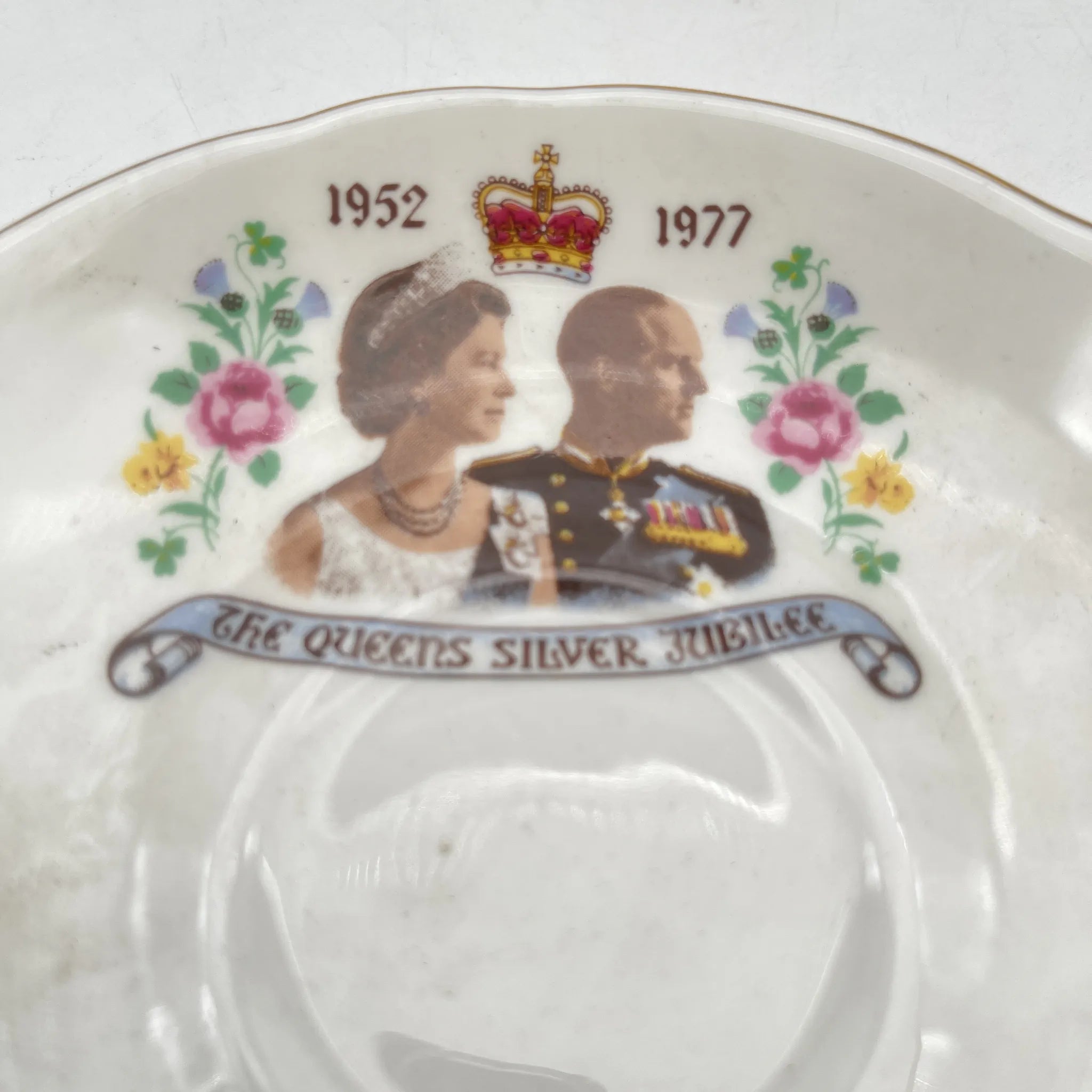 [Vintage] Cup & Saucer / The Queen's Silver Jubilee 1952-1977 / 1977 / Bone China / England / Queen Elizabeth II, Gold