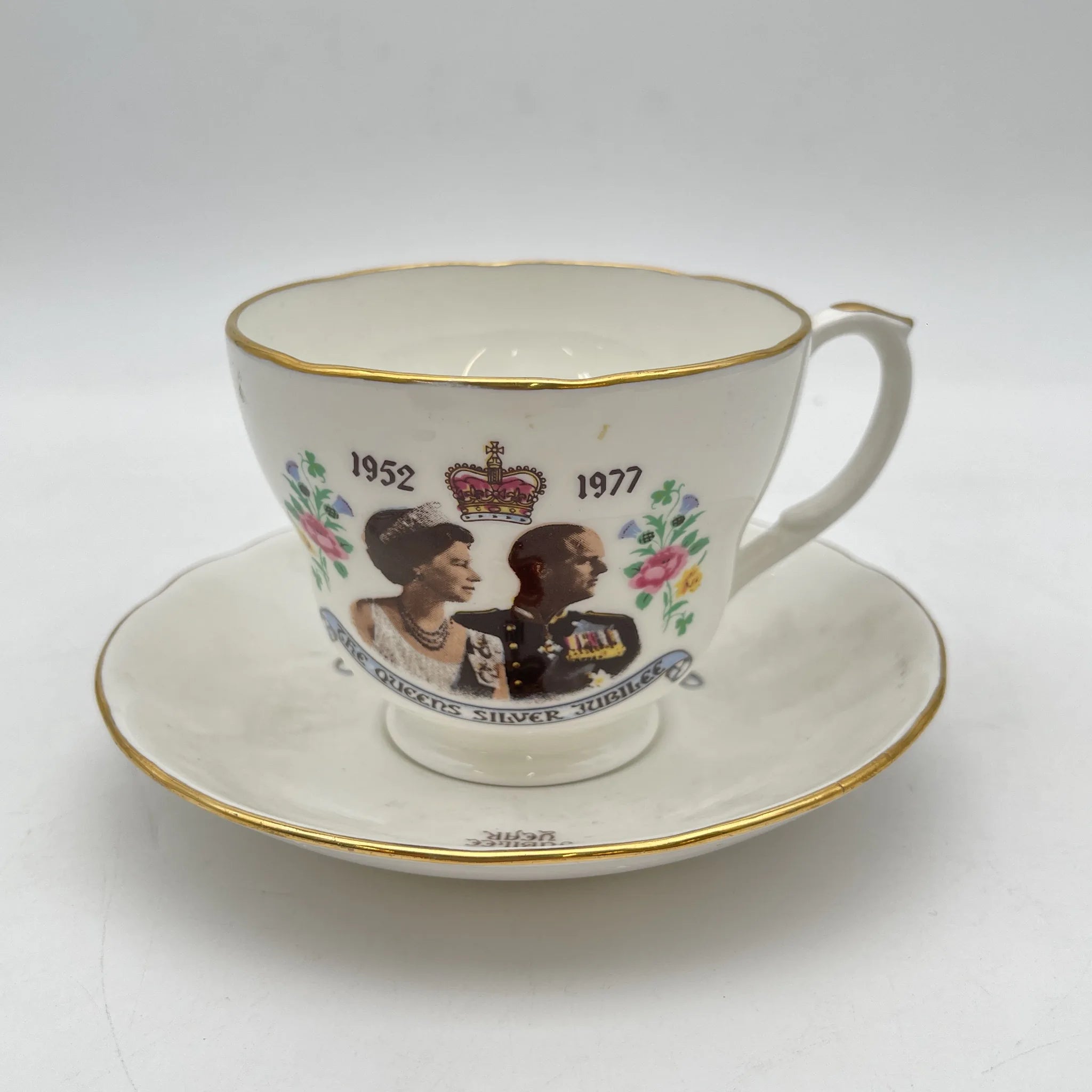 【复古】杯&碟/ The Queen's Silver Jubilee 1952-1977 / 1977 / Bone China /英国/伊丽莎白二世，金彩