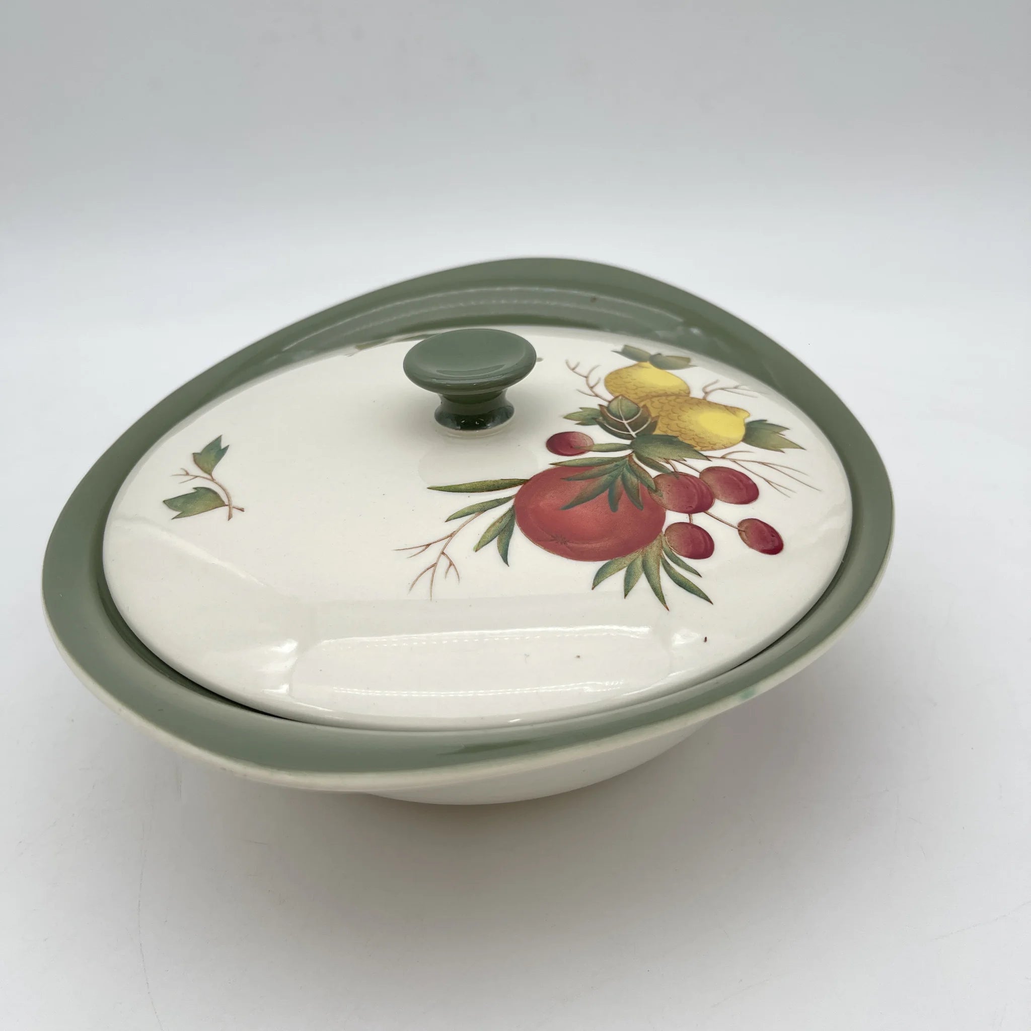 [Vintage] Casserole (deep gratin dish with lid) / Wedgewood / Covent Garden / Estimated mid-20C / Pottery / England / Botanical art