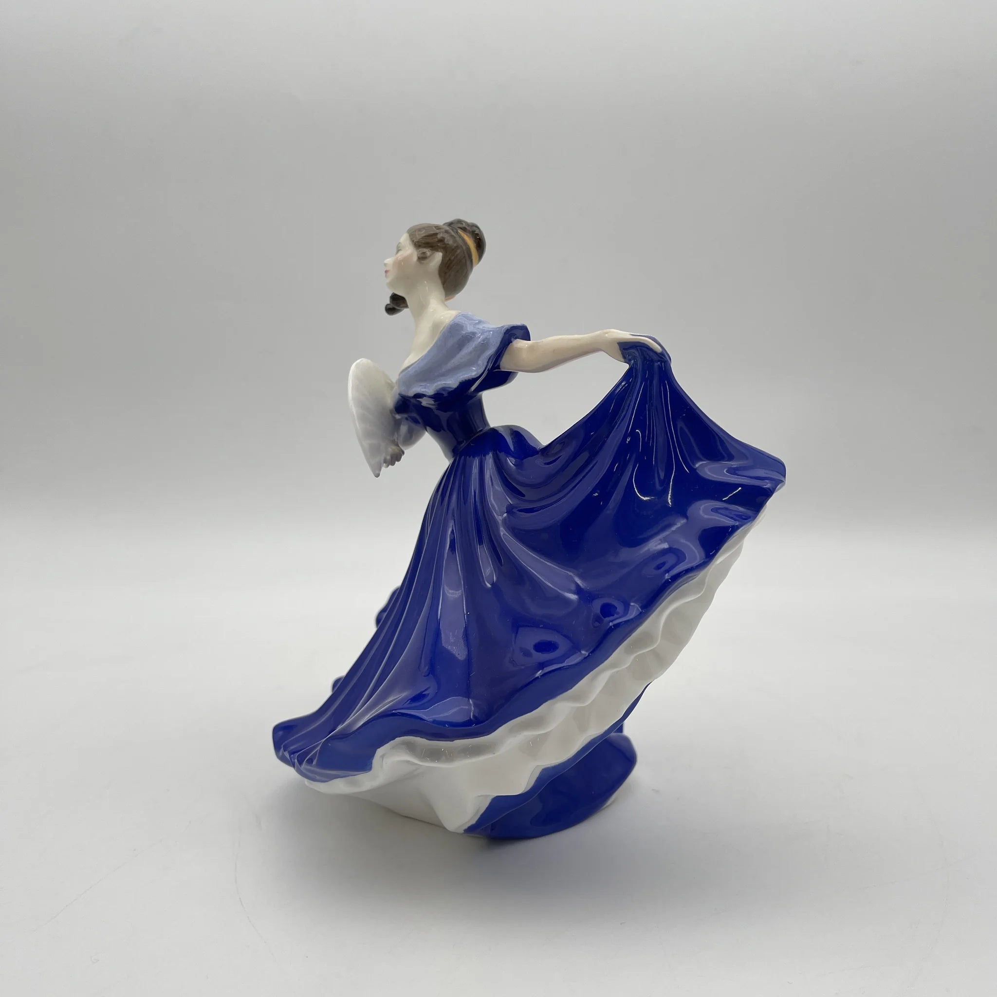 【リユース】 フィギュリン (陶磁器人形) / Royal Doulton / Elaine / 20C後期 / Bone China / イギリス / Peggy Davies, ハンドペイント