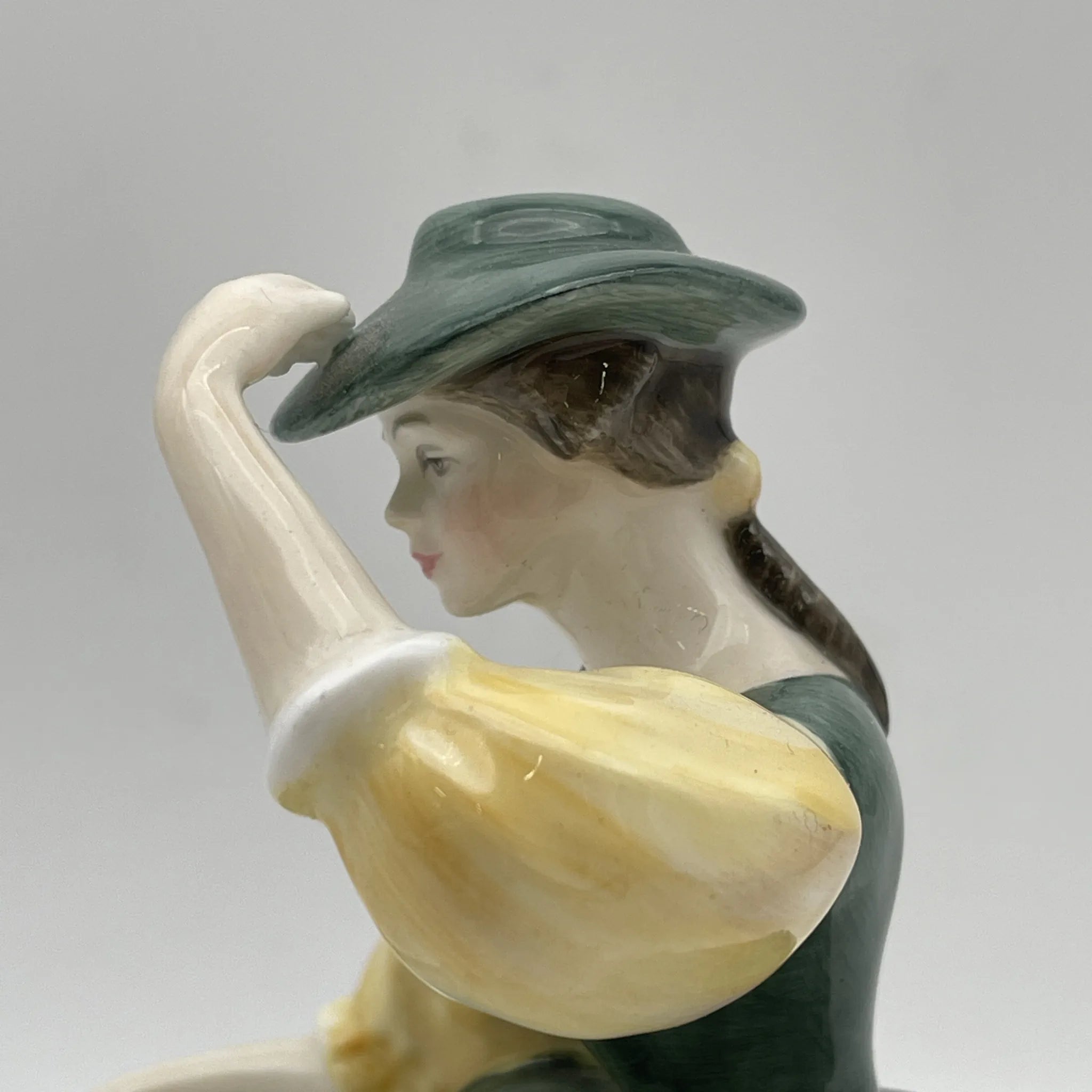 【复古】陶俑/ Royal Doulton / Buttercup / 20c中后期/ Bone China /英国/ Peggy Davies， 手绘油漆