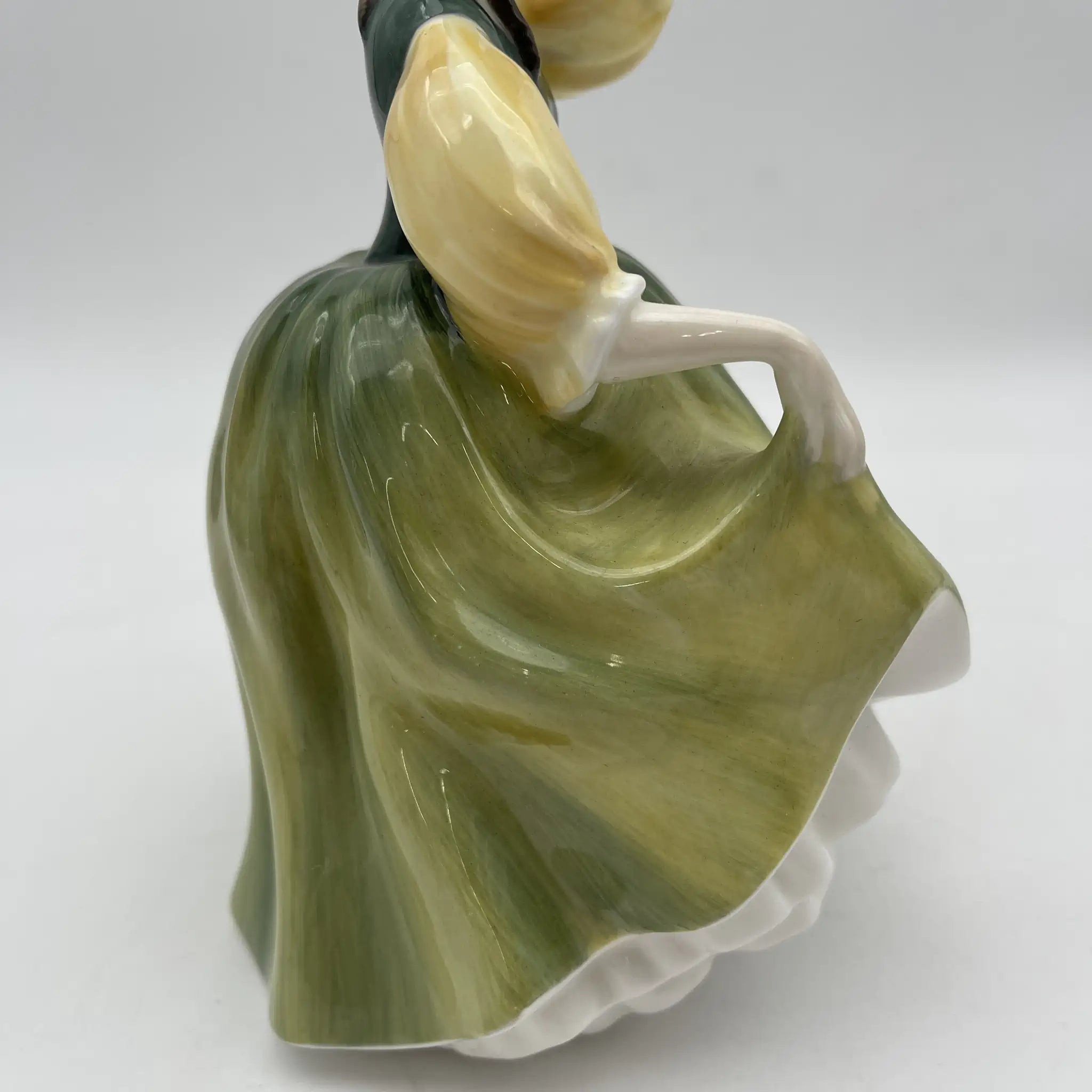 【复古】陶俑/ Royal Doulton / Buttercup / 20c中后期/ Bone China /英国/ Peggy Davies， 手绘油漆