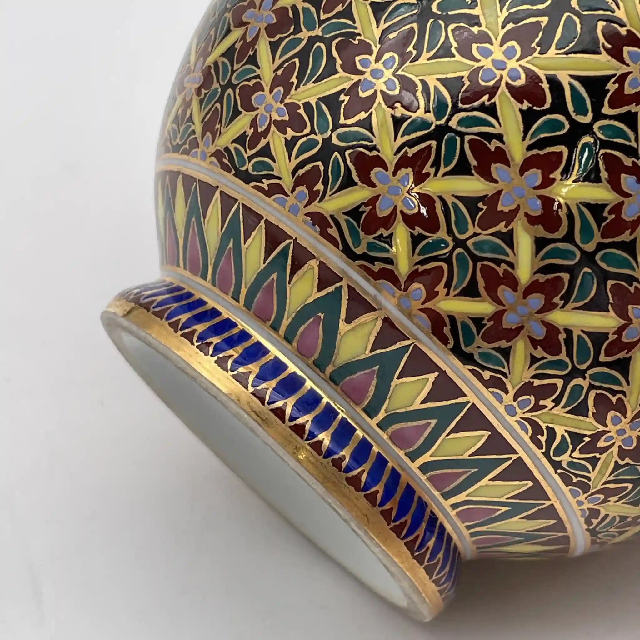 [Reuse] Small bowl with lid / Benjarong ware / Estimated late 20C / Porcelain / Thailand