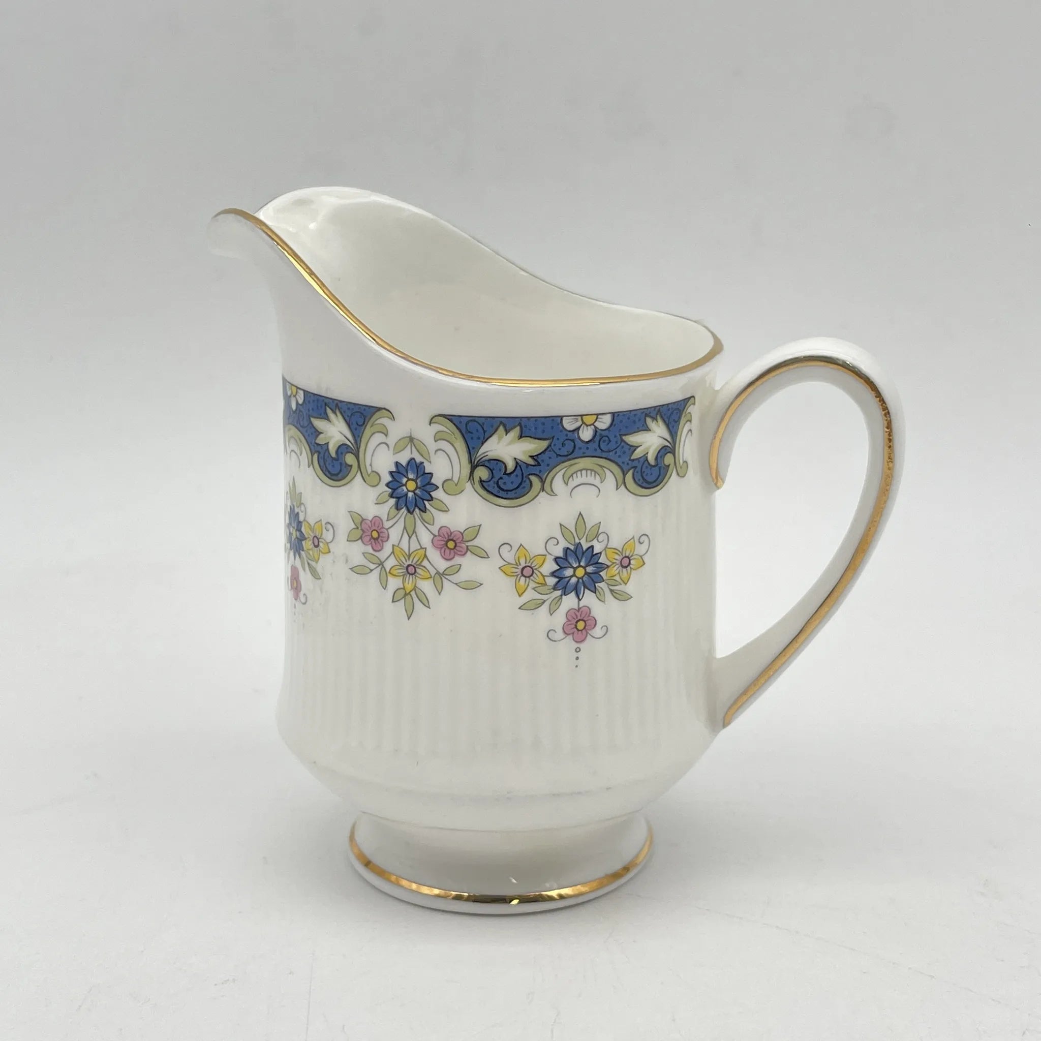 【复古】牛奶壶/ Paragon / Coniston /推测20c中期/ Fine Bone China /英国/果味，钴，小花