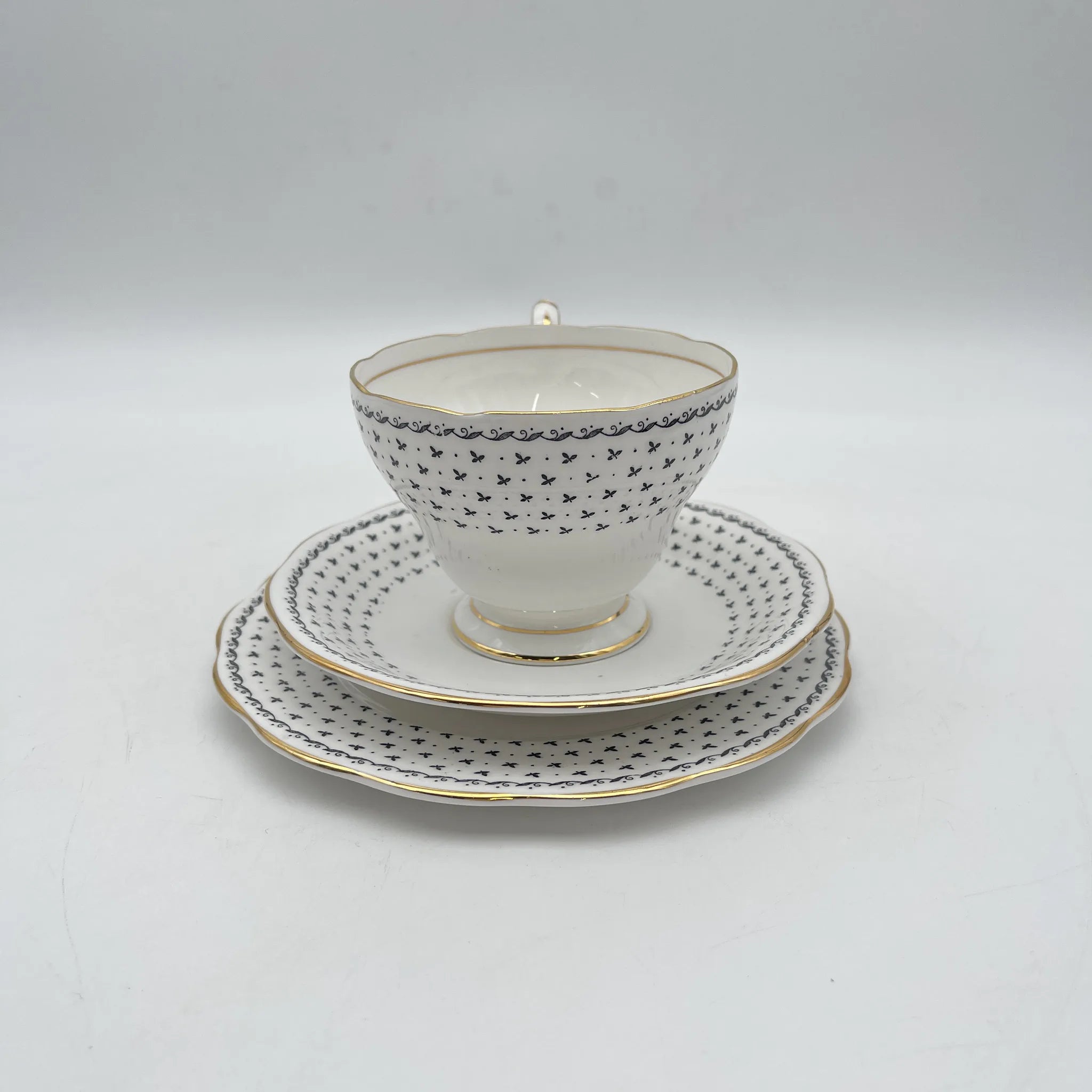 【复古】三重奏（c&s +甜点盘）2p / Queen Anne / Georgian /估计20c中期/ Fine Bone China /英国