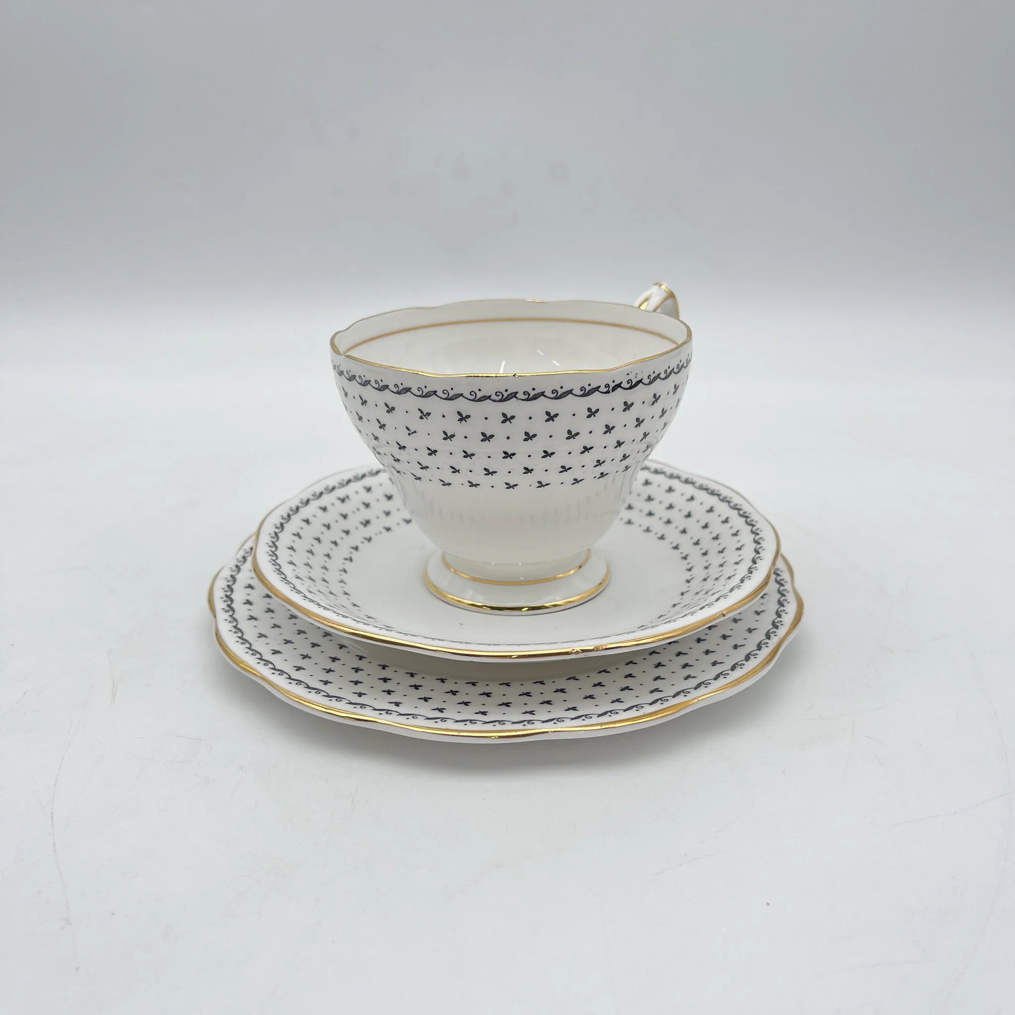 【复古】三重奏（c&s +甜点盘）2p / Queen Anne / Georgian /估计20c中期/ Fine Bone China /英国