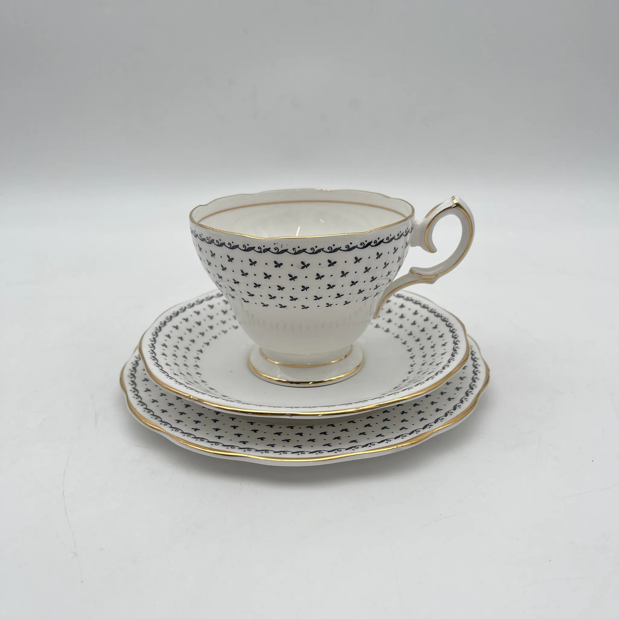 【复古】三重奏（c&s +甜点盘）2p / Queen Anne / Georgian /估计20c中期/ Fine Bone China /英国