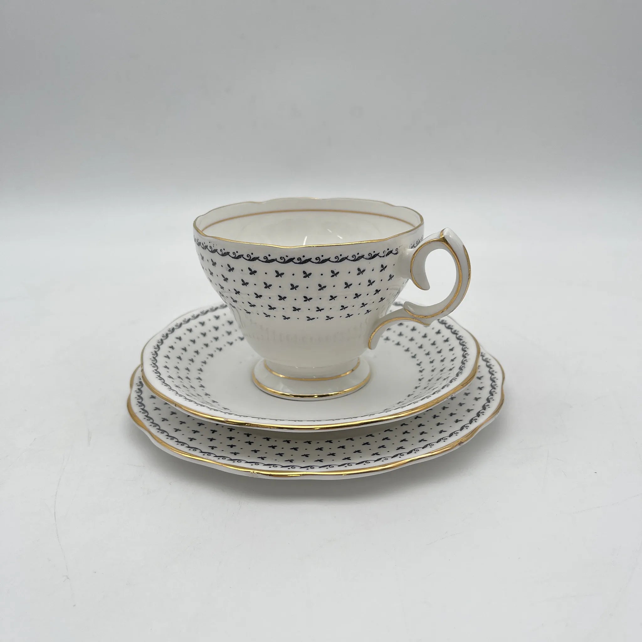 【复古】三重奏（c&s +甜点盘）2p / Queen Anne / Georgian /估计20c中期/ Fine Bone China /英国