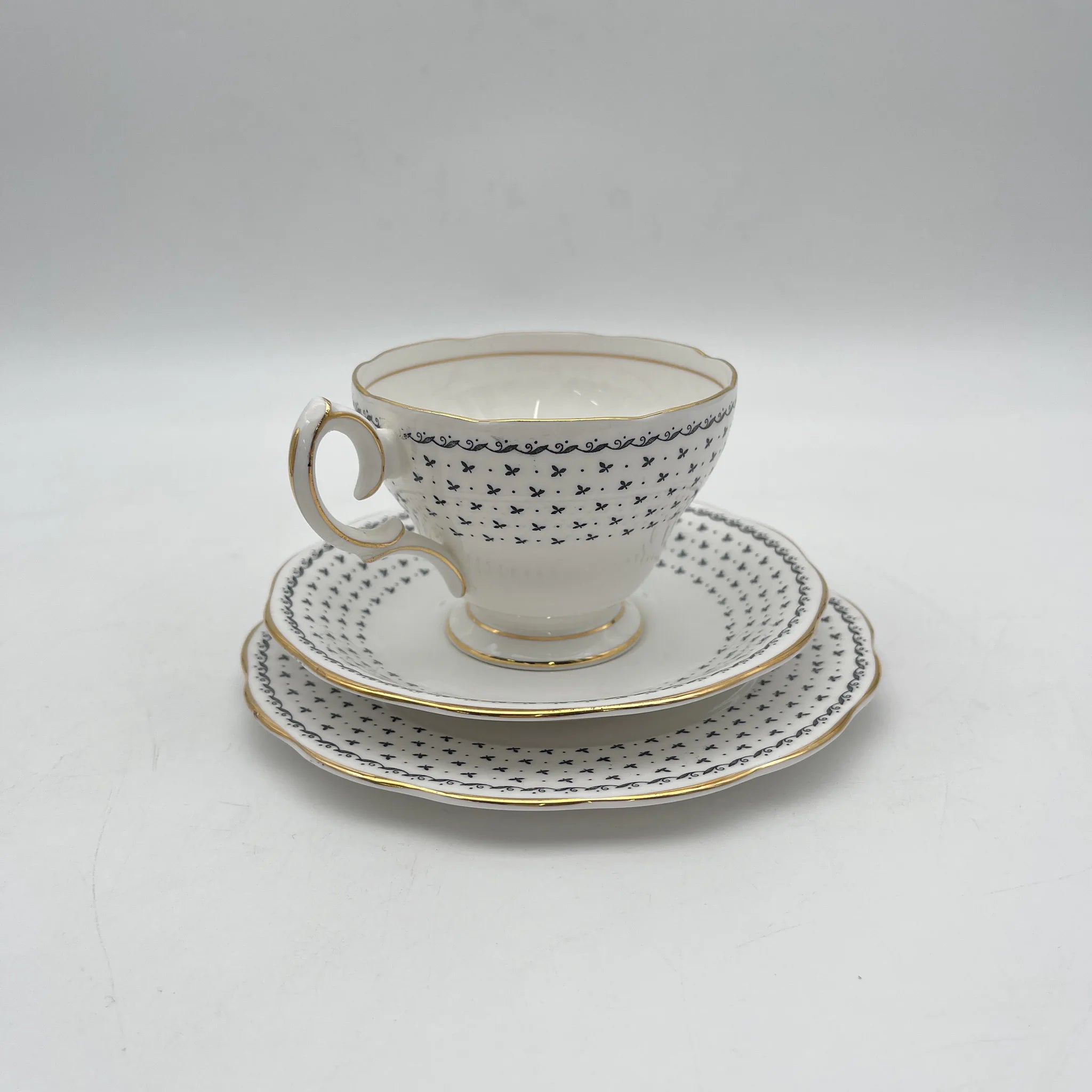 【复古】三重奏（c&s +甜点盘）2p / Queen Anne / Georgian /估计20c中期/ Fine Bone China /英国
