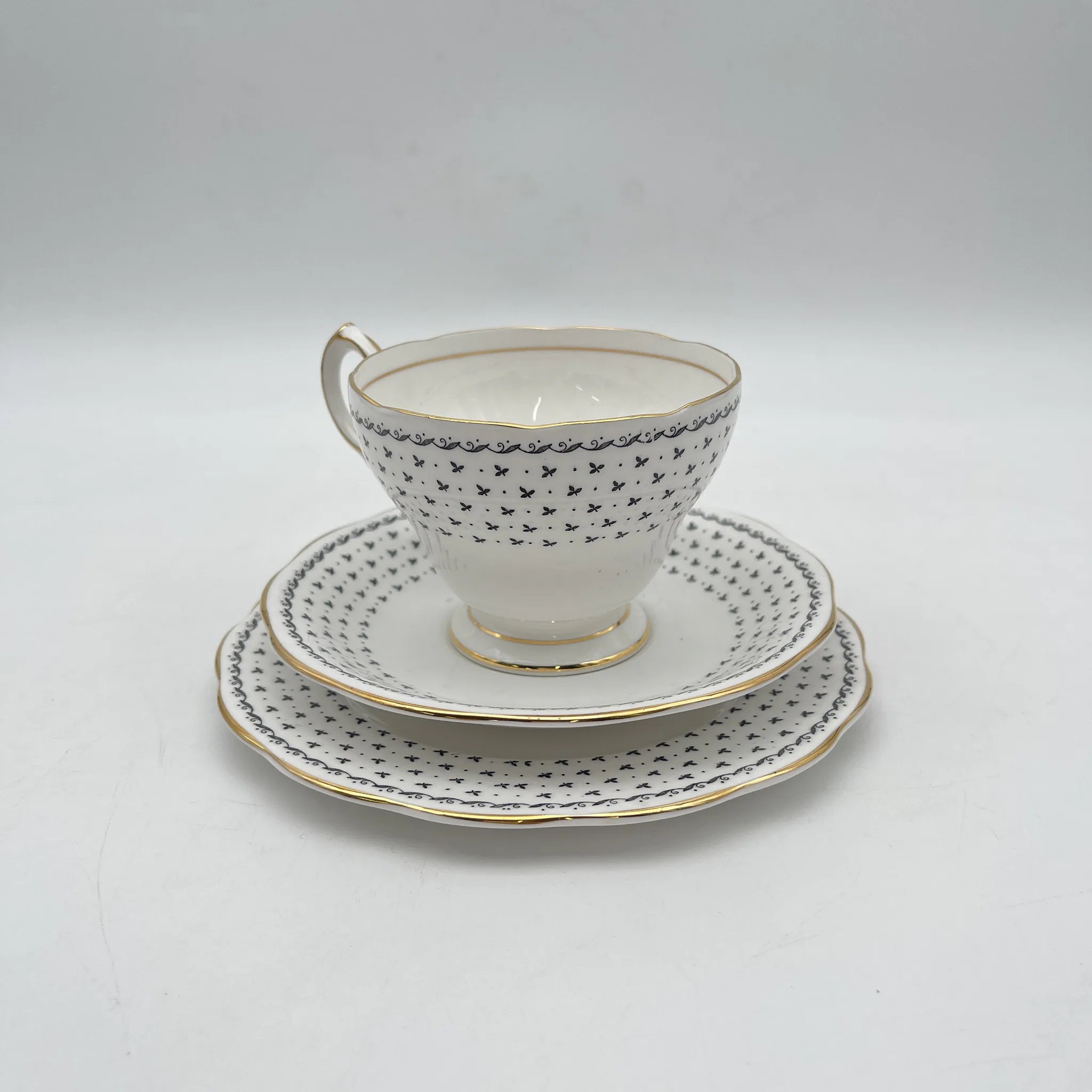 【复古】三重奏（c&s +甜点盘）2p / Queen Anne / Georgian /估计20c中期/ Fine Bone China /英国