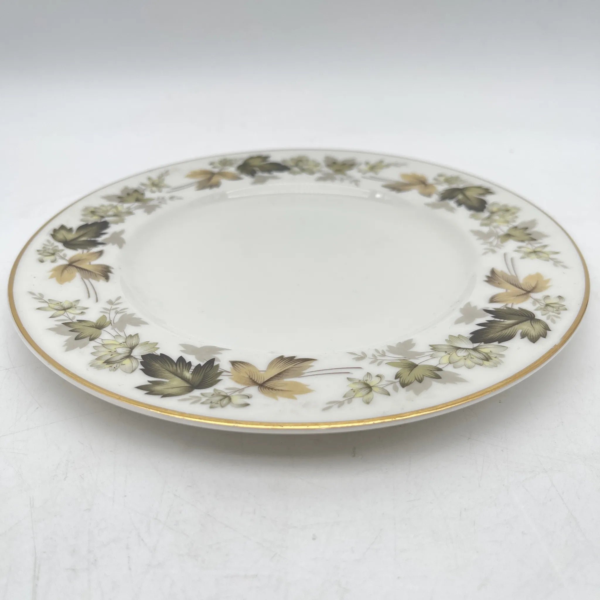 Royal Doulton /甜点盘（中盘）/ Larchmont / 20c中后期/瓷器/英国/ 叶柄，金彩，黄金轮辋，中国越洋，半透明瓷，白瓷/[复古]