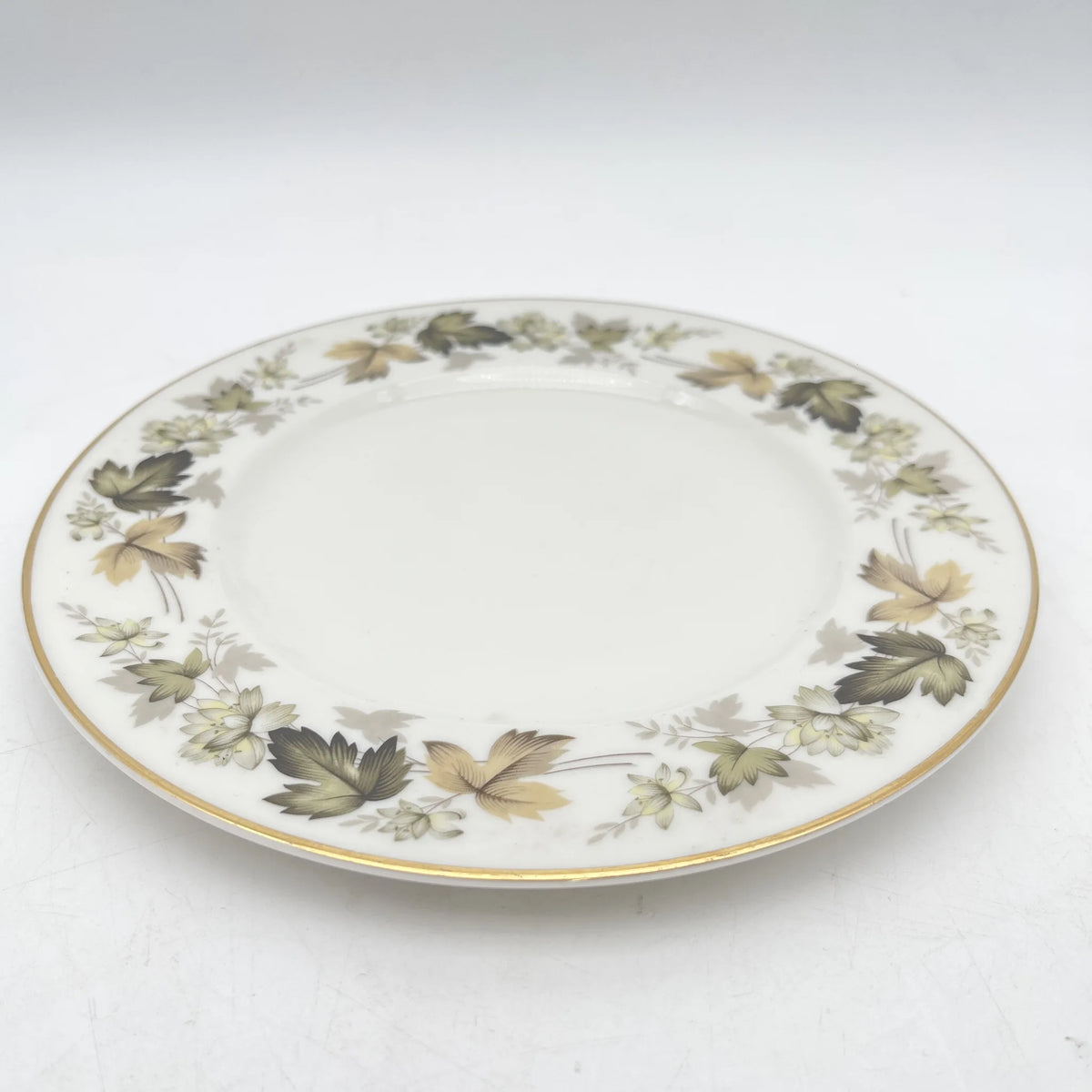 Royal Doulton /甜点盘（中盘）/ Larchmont / 20c中后期/瓷器/英国/ 叶柄，金彩，黄金轮辋，中国越洋，半透明瓷，白瓷/[复古]