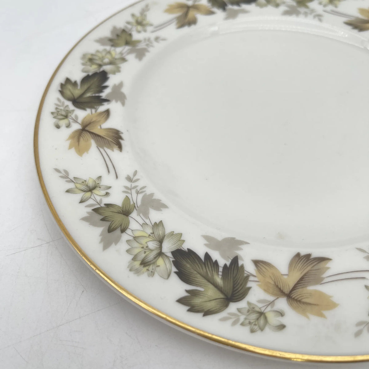 Royal Doulton /甜点盘（中盘）/ Larchmont / 20c中后期/瓷器/英国/ 叶柄，金彩，黄金轮辋，中国越洋，半透明瓷，白瓷/[复古]