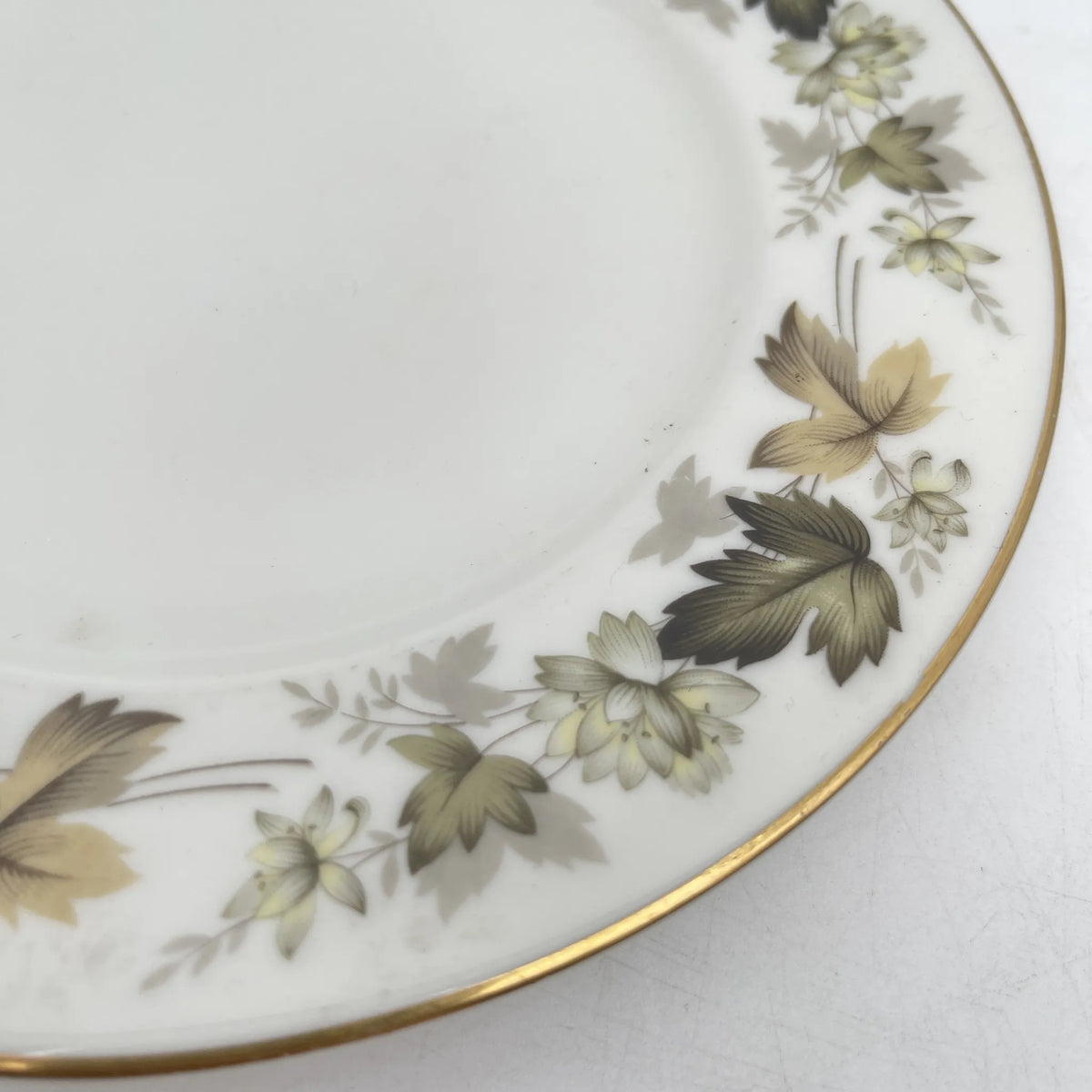 Royal Doulton /甜点盘（中盘）/ Larchmont / 20c中后期/瓷器/英国/ 叶柄，金彩，黄金轮辋，中国越洋，半透明瓷，白瓷/[复古]