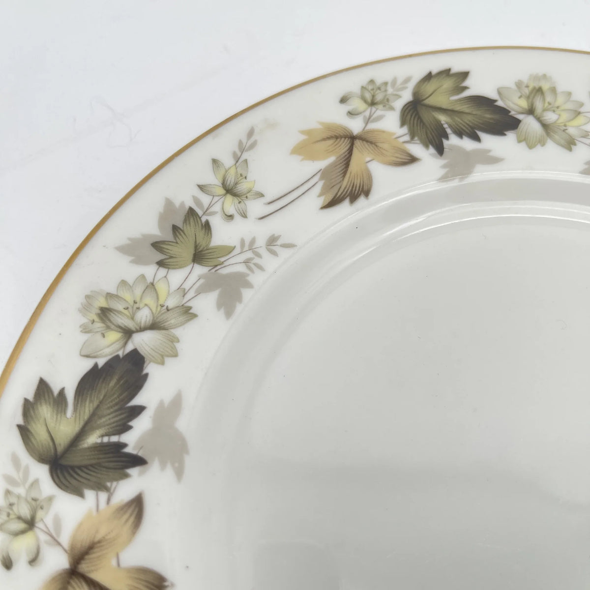 Royal Doulton /甜点盘（中盘）/ Larchmont / 20c中后期/瓷器/英国/ 叶柄，金彩，黄金轮辋，中国越洋，半透明瓷，白瓷/[复古]