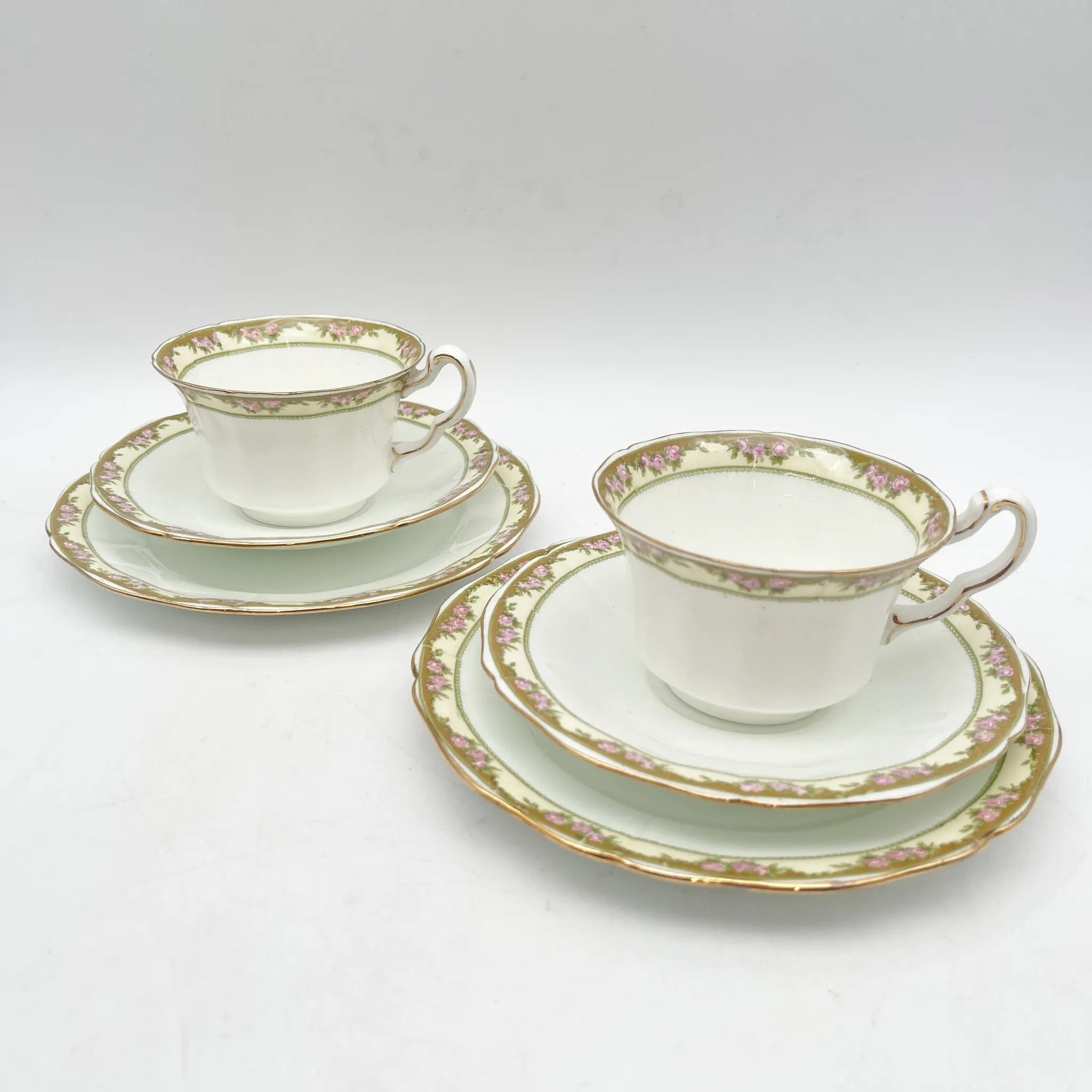 E. Hughes / トリオ(C&S+デザートプレート)2P / Paladin China / 20C中期 / 磁器 / イギリス / 金彩,ゴールドリム,白磁,ロココ調,薔薇,リーフ模様 / [アンティーク]