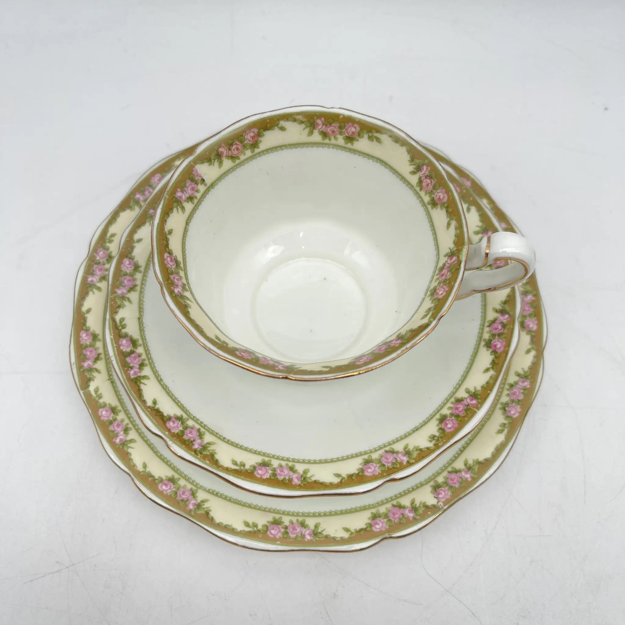 E. Hughes /三色菜+甜点盘/ Paladin China / 20c中期/瓷器/英国/金彩，金轮缘，白瓷，洛可可风格，玫瑰，叶子图案/[复古]