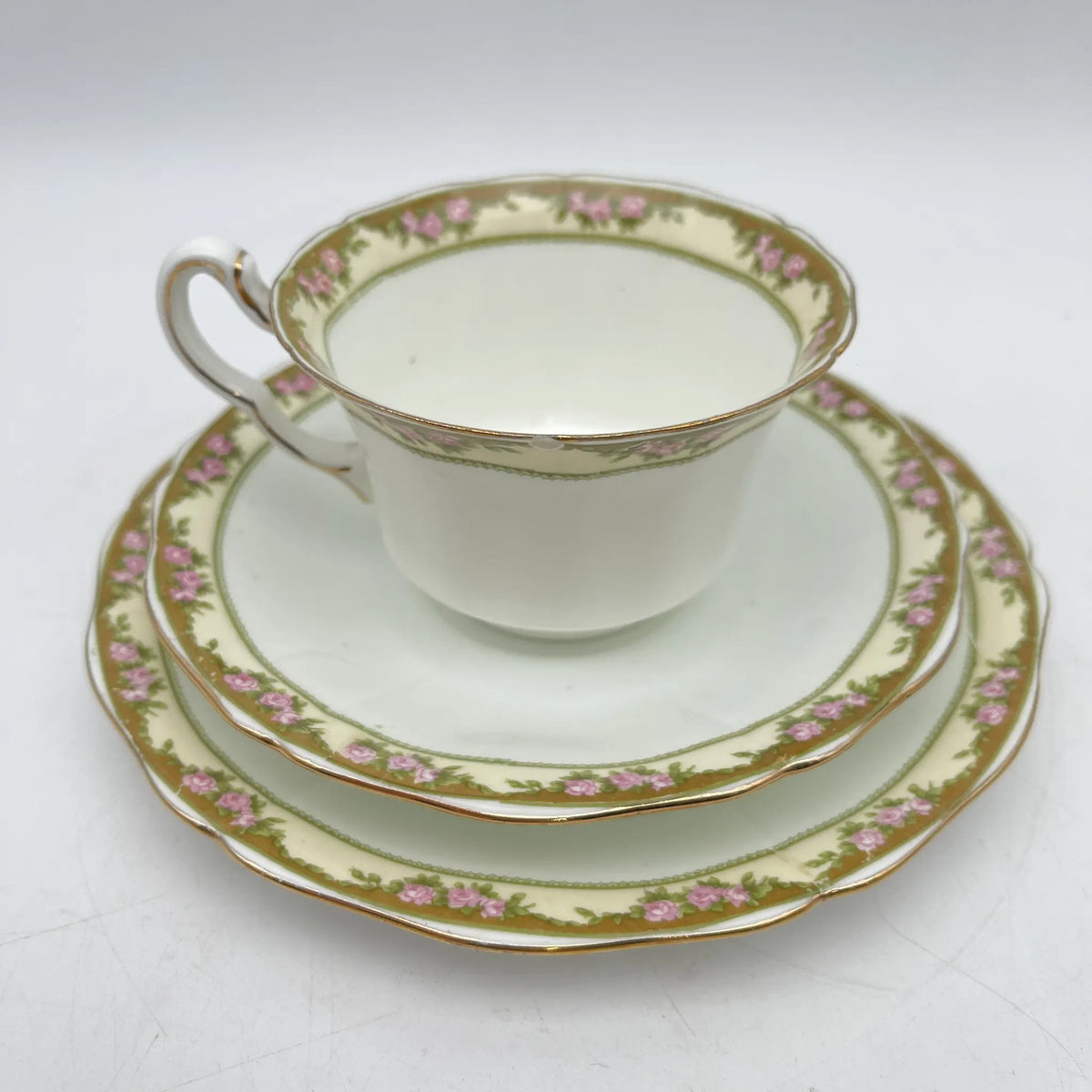E. Hughes /三弦+碟子/ Paladin China / 20c中期/瓷器/英国/金彩，金轮缘，白瓷，洛可可风格，玫瑰，叶纹/[古董]