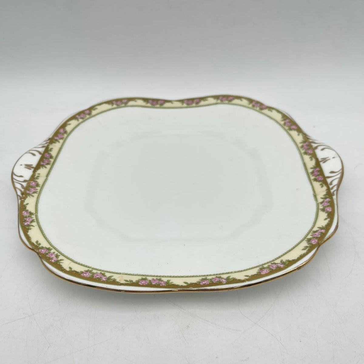 E. Hughes /盘子/ Paladin China / 20c中期/瓷器/英国/金彩，金轮缘，白瓷，洛可可风格，玫瑰，叶子图案/[古董]