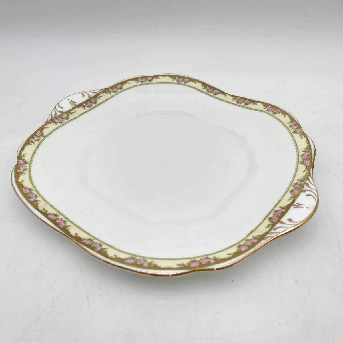 E. Hughes /盘子/ Paladin China / 20c中期/瓷器/英国/金彩，金轮缘，白瓷，洛可可风格，玫瑰，叶子图案/[古董]