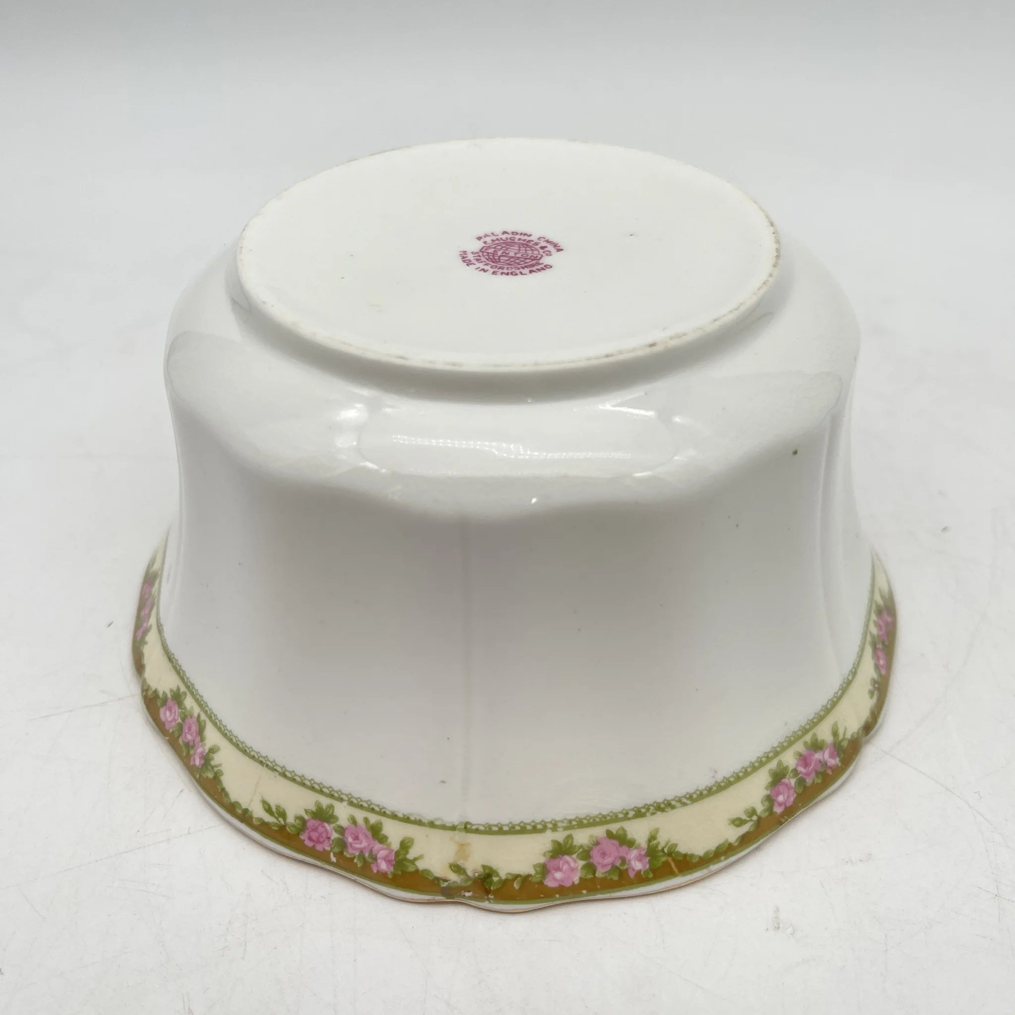 E. Hughes / Cereal bowl (medium bowl) / Paladin China / Mid 20C / Porcelain / England / Gold color, gold rim, white porcelain, Rococo style, rose, leaf pattern / [Antique]