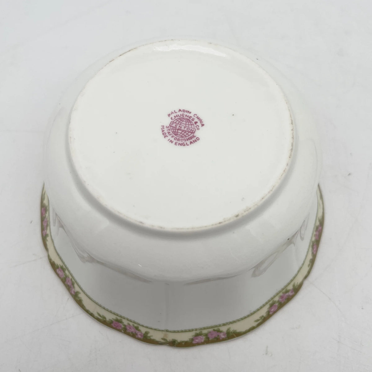 E. Hughes / Cereal bowl (medium bowl) / Paladin China / Mid 20C / Porcelain / England / Gold color, gold rim, white porcelain, Rococo style, rose, leaf pattern / [Antique]