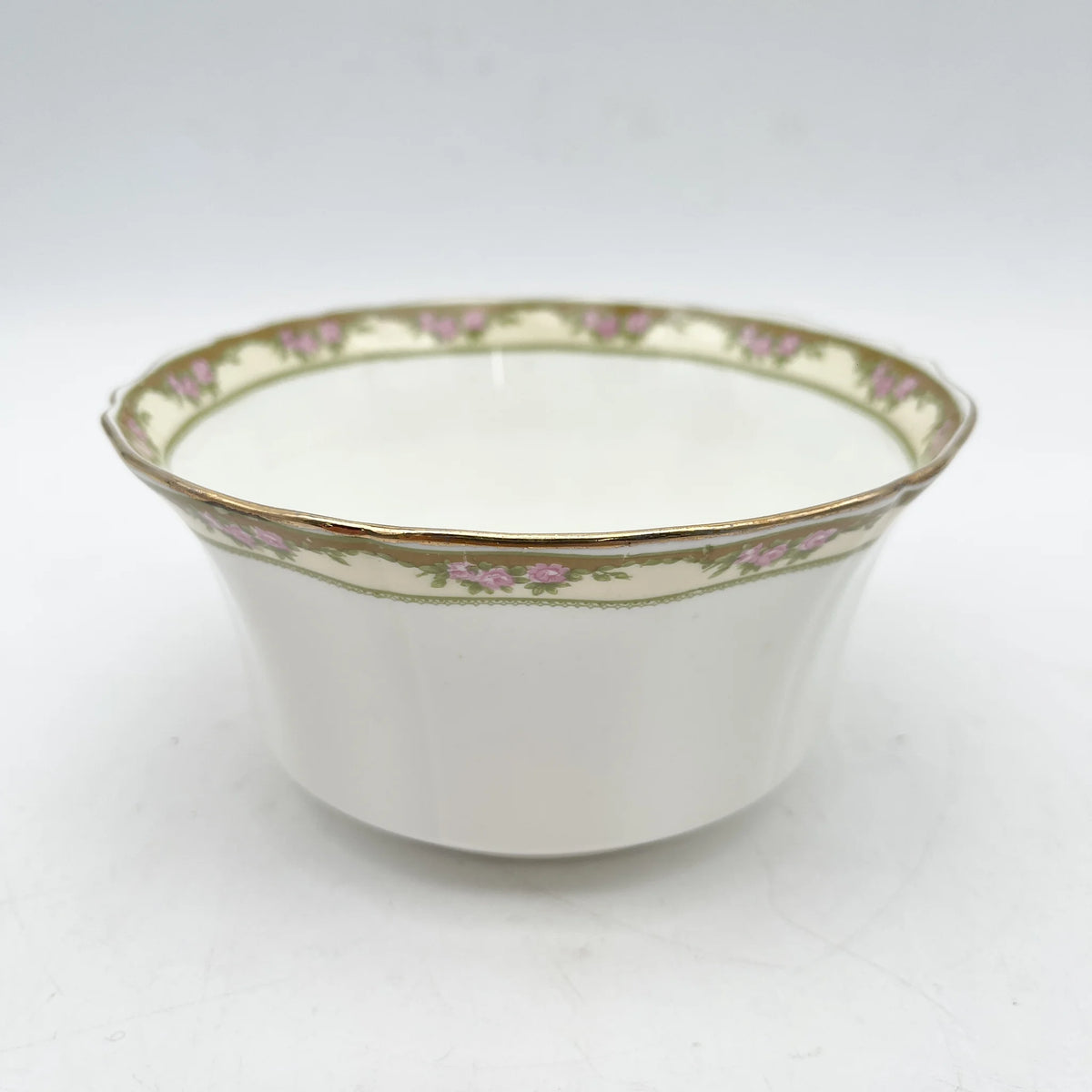 E. Hughes / Cereal bowl (medium bowl) / Paladin China / Mid 20C / Porcelain / England / Gold color, gold rim, white porcelain, Rococo style, rose, leaf pattern / [Antique]