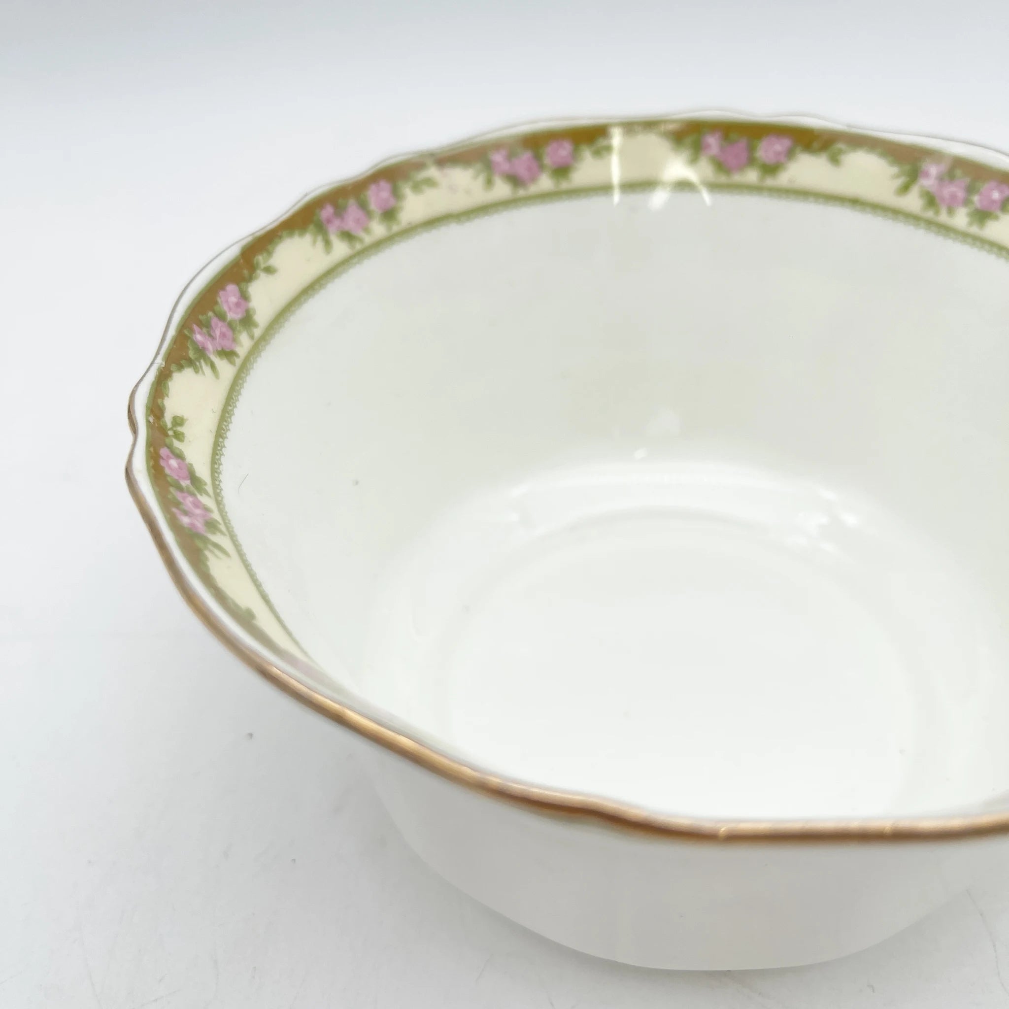 E. Hughes / Cereal bowl (medium bowl) / Paladin China / Mid 20C / Porcelain / England / Gold color, gold rim, white porcelain, Rococo style, rose, leaf pattern / [Antique]