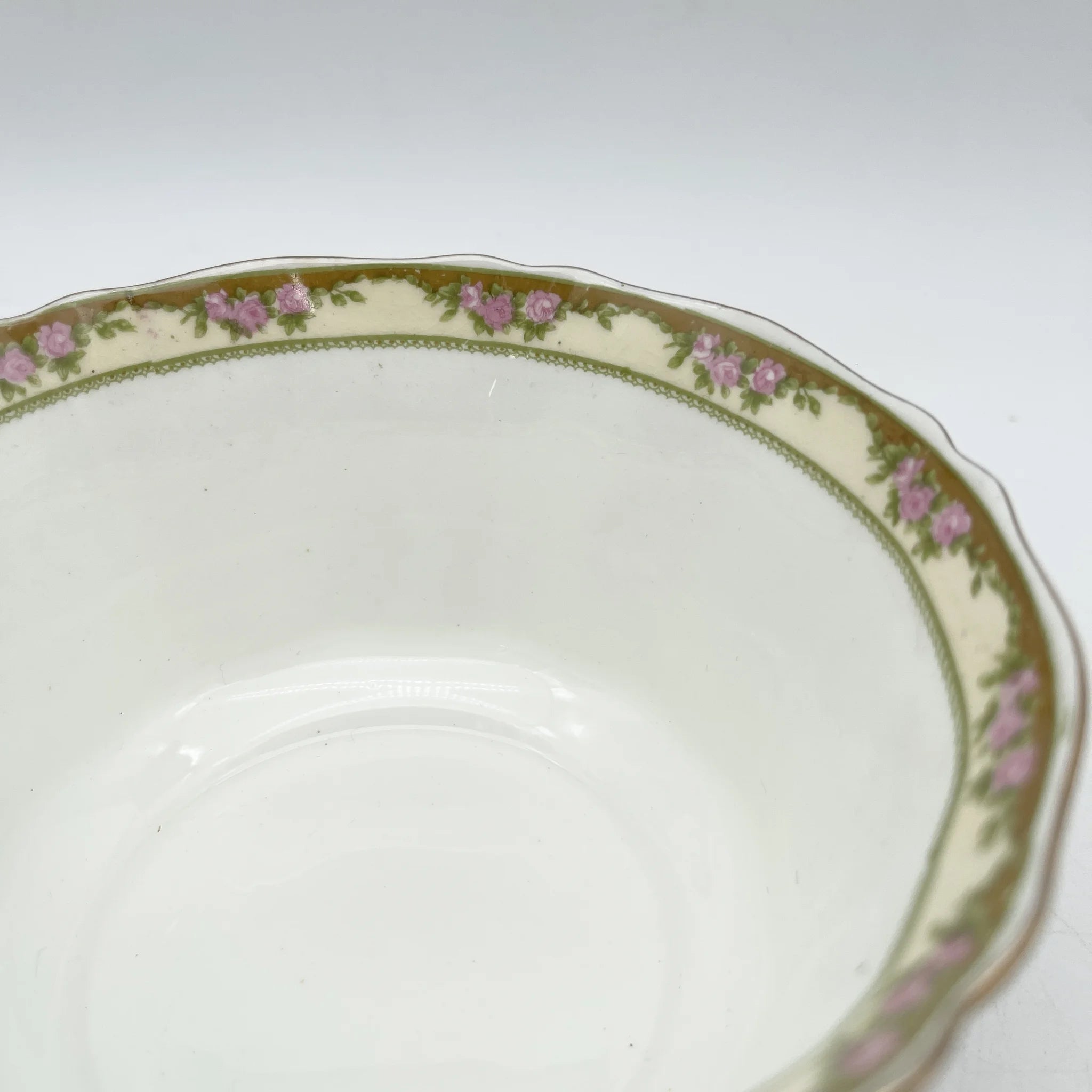 E. Hughes / Cereal bowl (medium bowl) / Paladin China / Mid 20C / Porcelain / England / Gold color, gold rim, white porcelain, Rococo style, rose, leaf pattern / [Antique]