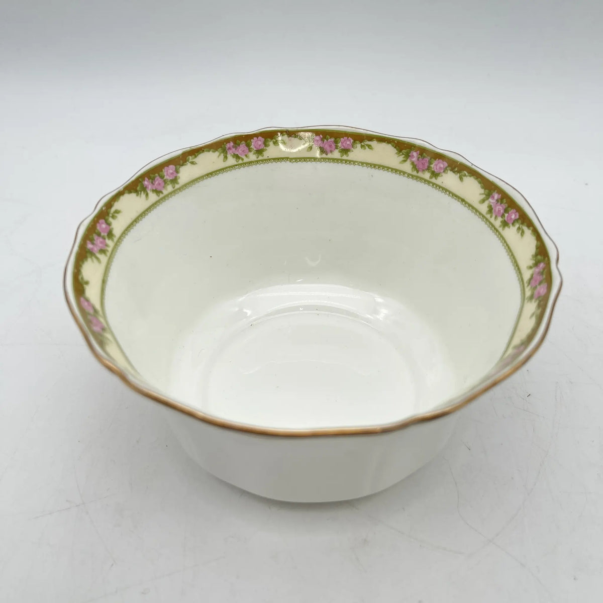 E. Hughes / Cereal bowl (medium bowl) / Paladin China / Mid 20C / Porcelain / England / Gold color, gold rim, white porcelain, Rococo style, rose, leaf pattern / [Antique]