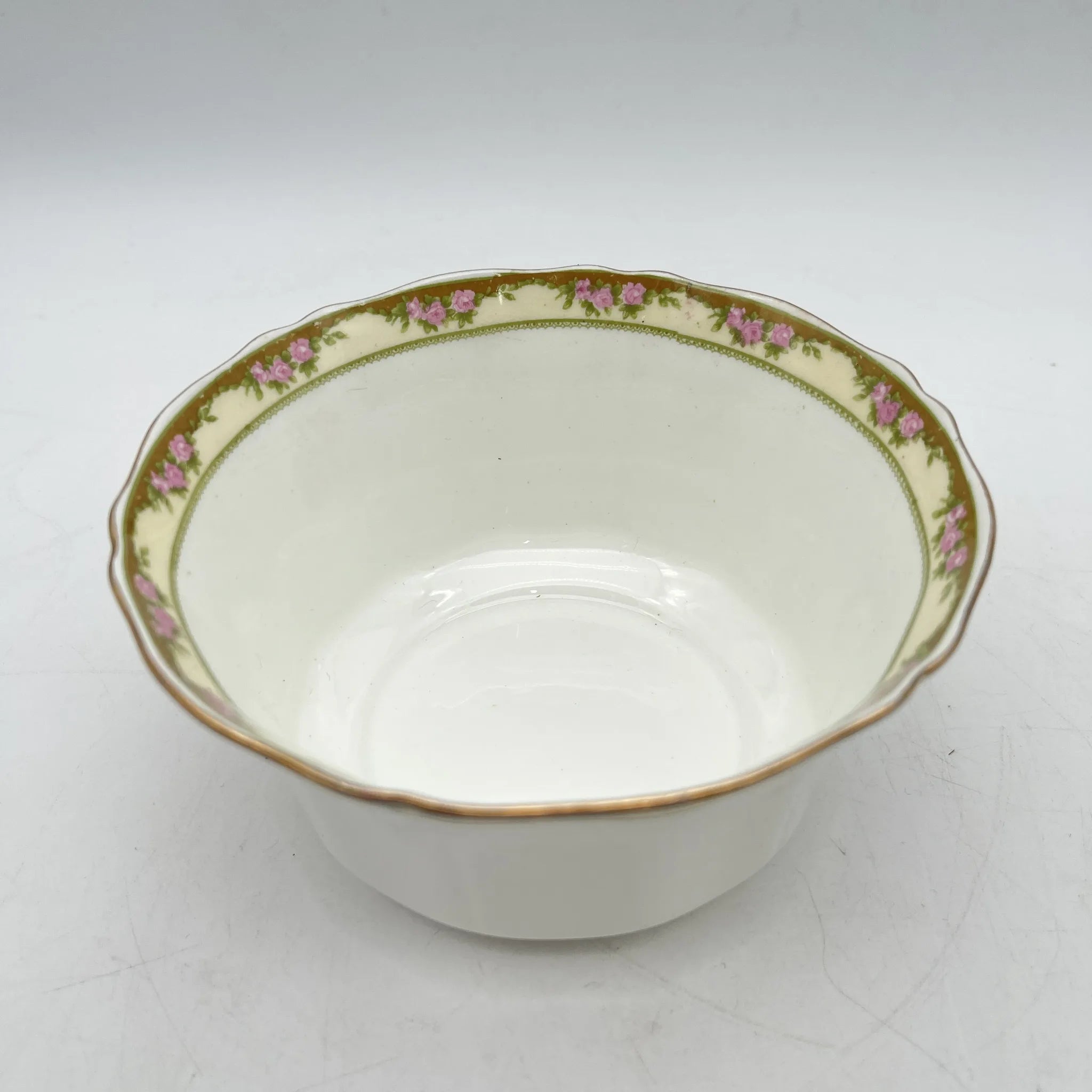 E. Hughes / Cereal bowl (medium bowl) / Paladin China / Mid 20C / Porcelain / England / Gold color, gold rim, white porcelain, Rococo style, rose, leaf pattern / [Antique]