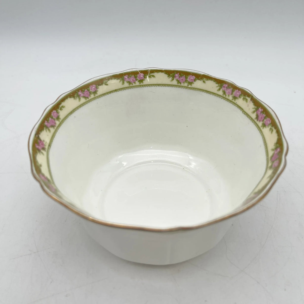 E. Hughes / Cereal bowl (medium bowl) / Paladin China / Mid 20C / Porcelain / England / Gold color, gold rim, white porcelain, Rococo style, rose, leaf pattern / [Antique]