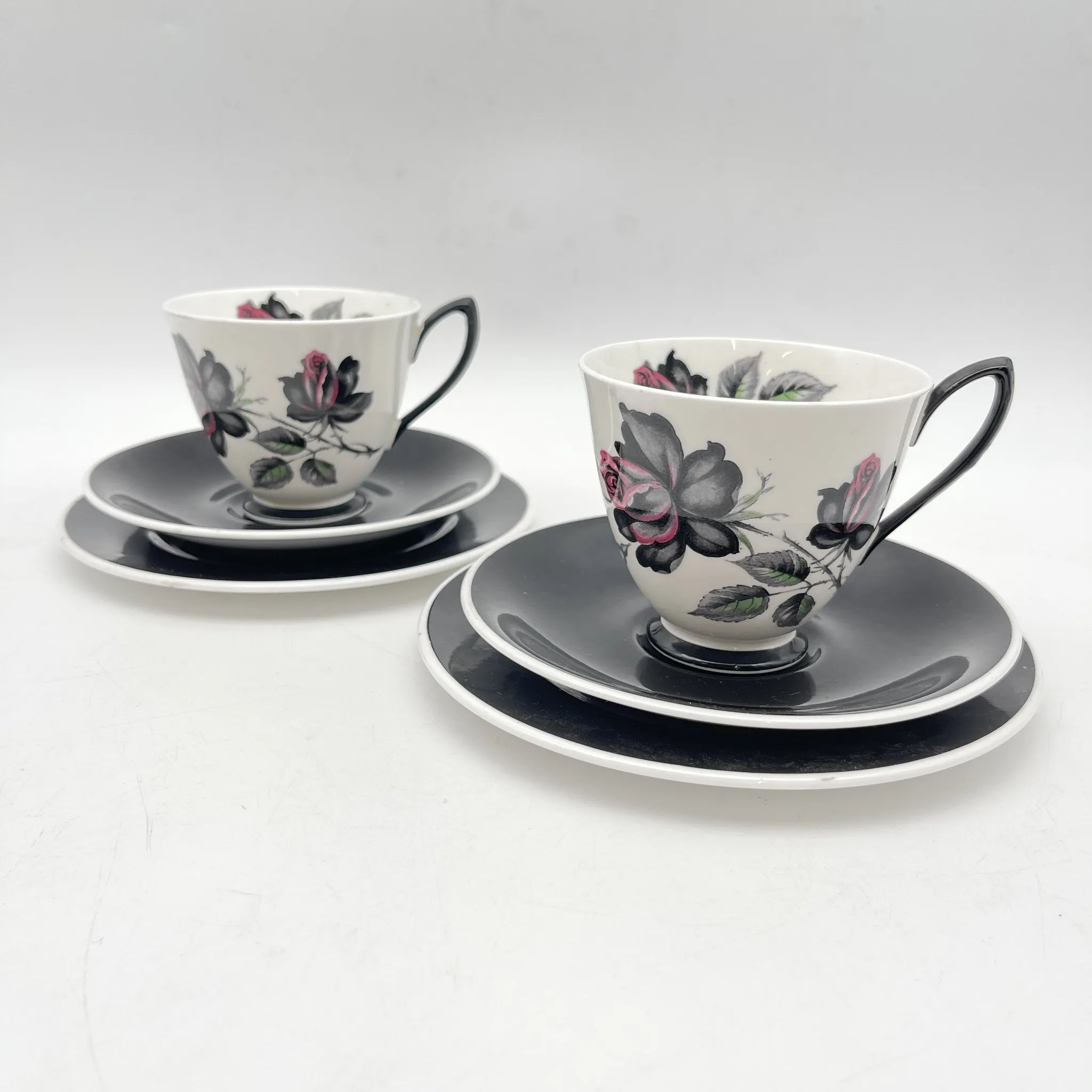 Royal Albert(ロイヤル・アルバート) / トリオ(C&S+デザートプレート)2P / Masquerade / 推定20C中期 / Bone China / イギリス / ブラックローズ / [ビンテージ]