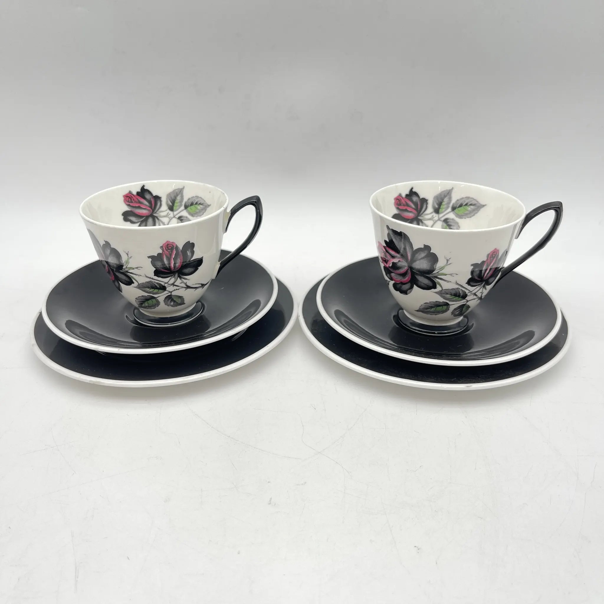 Royal Albert(ロイヤル・アルバート) / トリオ(C&S+デザートプレート)2P / Masquerade / 推定20C中期 / Bone China / イギリス / ブラックローズ / [ビンテージ]